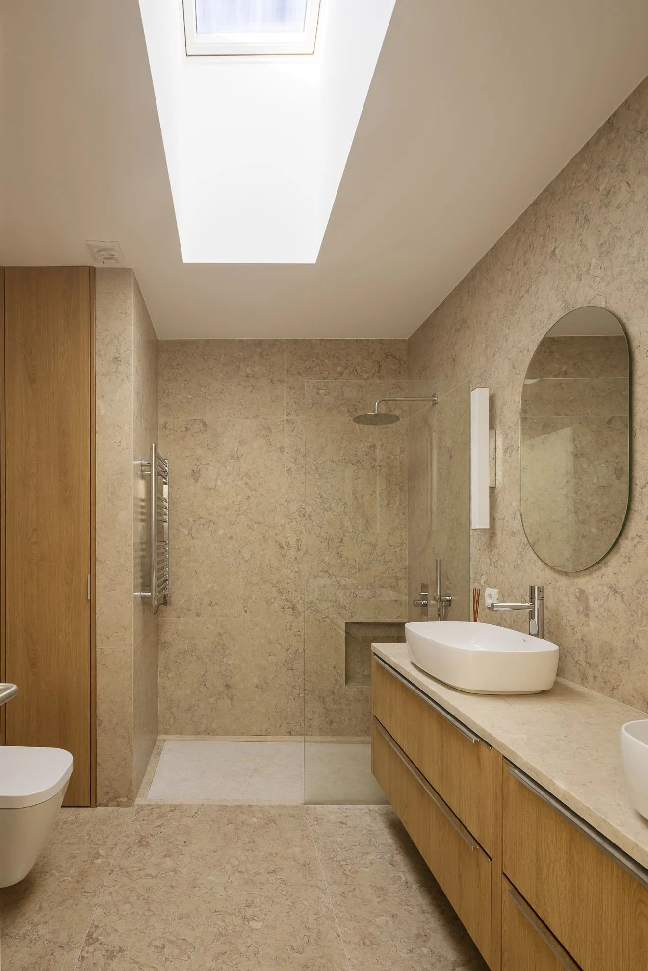 Ba&ntilde;o iluminado por un lucernario de Casa CC, de Esquissos