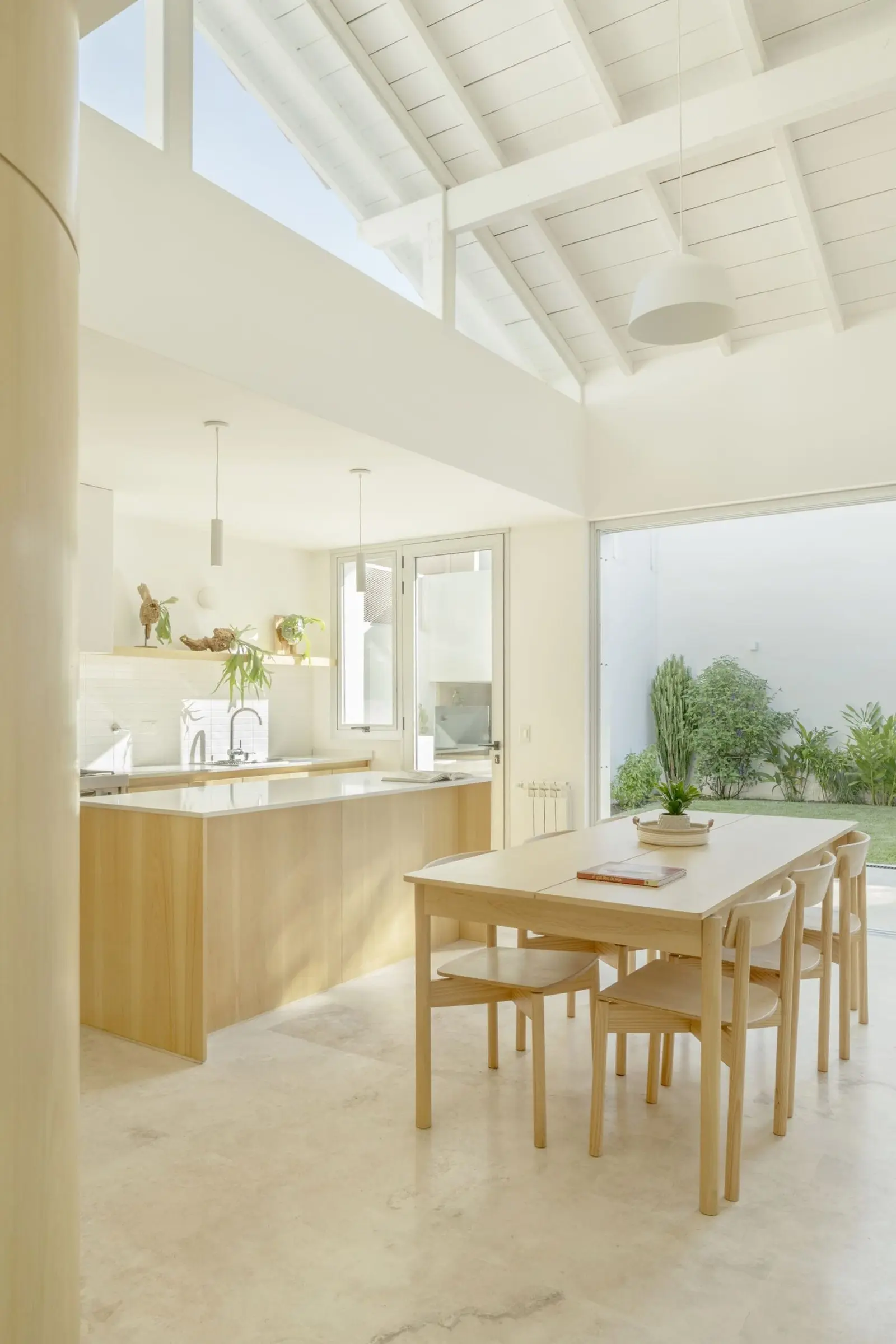 Cocina y comedor junto al ventanal de Casa Florida, de Di Marco + Robles Arquitectos