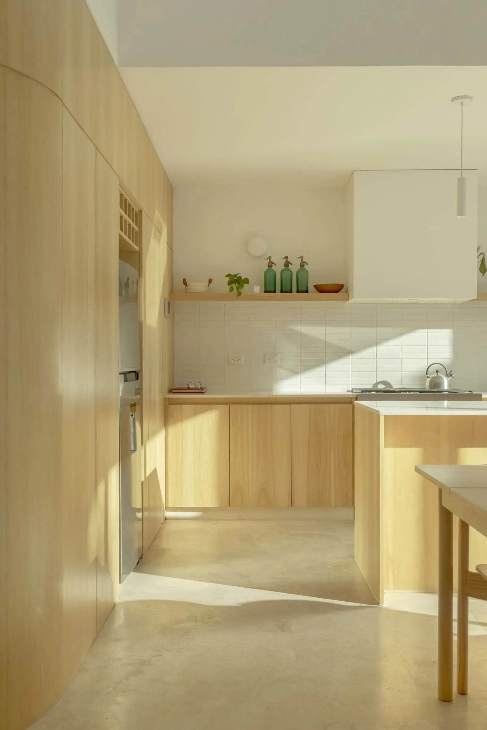 Cocina con mobiliario de madera y encimera blanca de Casa Florida, de Di Marco + Robles Arquitectos