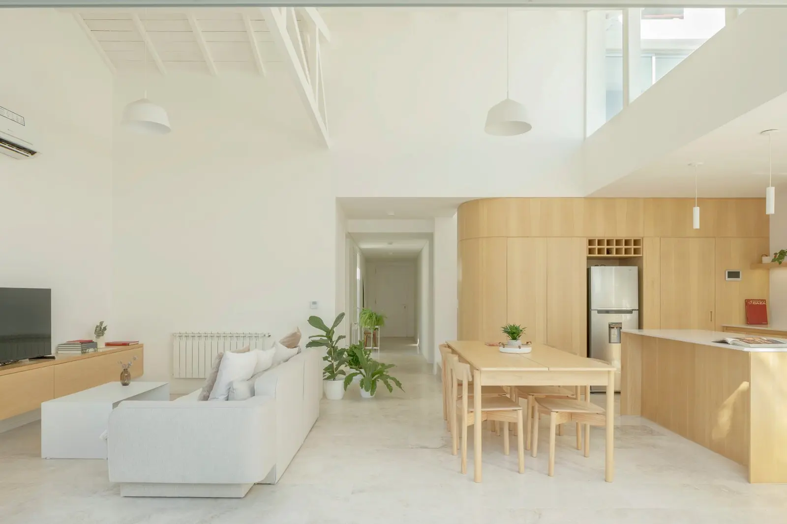 Espacio social integrado con sal&oacute;n, comedor y cocina de Casa Florida, de Di Marco + Robles Arquitectos