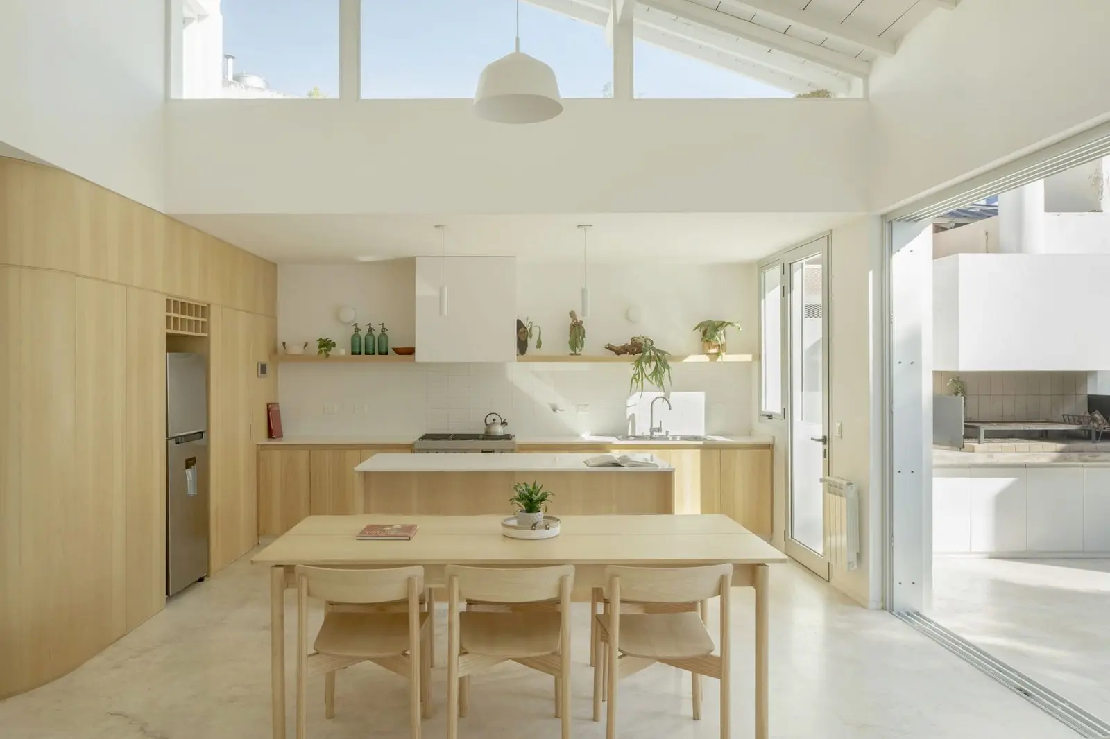 Vista general de la cocina y el comedor de Casa Florida, de Di Marco + Robles Arquitectos
