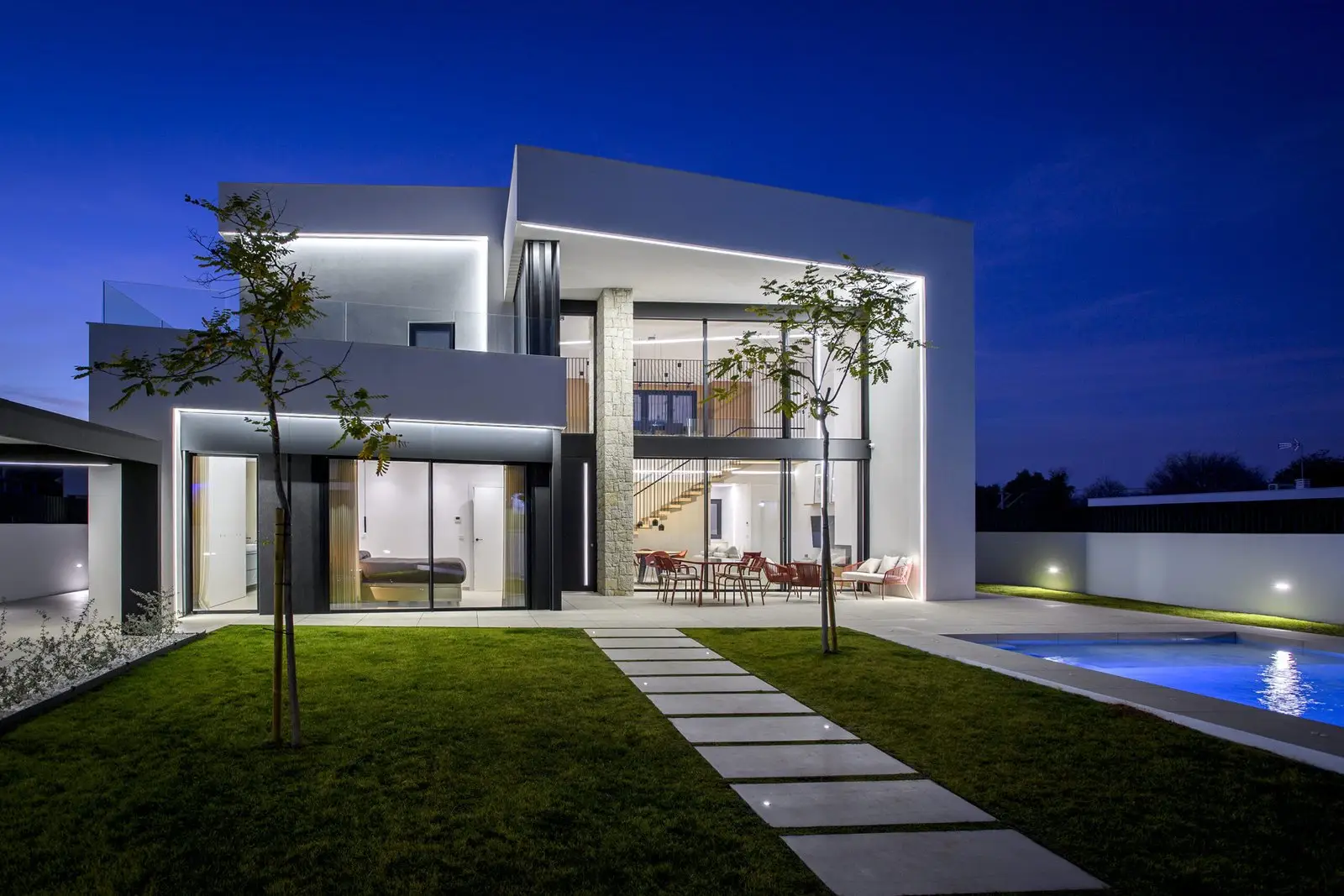 Vista general nocturna de la vivienda y el jardín de Casa Olivera, de Miragall Romaguera i arquitectes associats