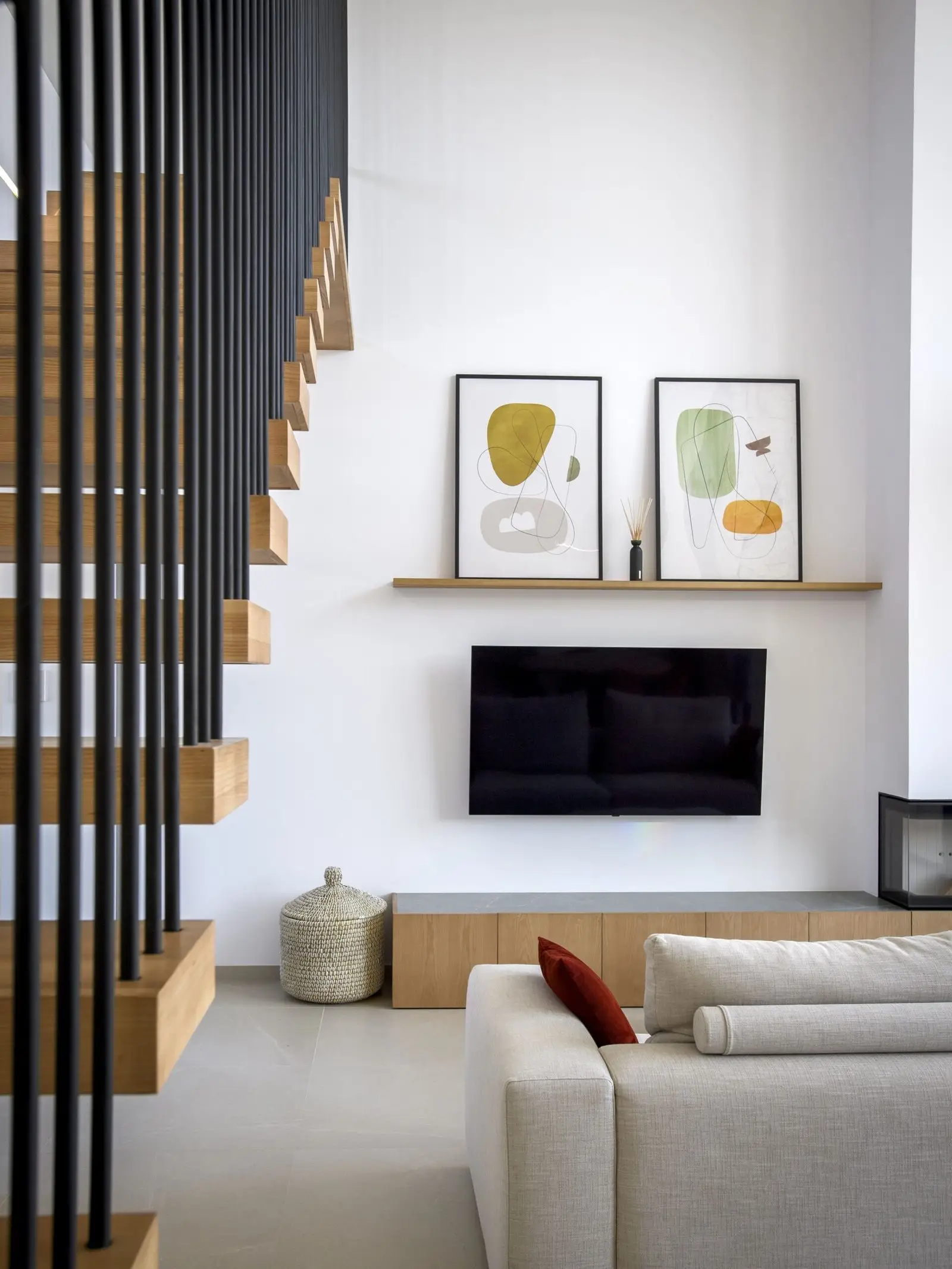 Salón con chimenea junto a la escalera volada de Casa Olivera, de Miragall Romaguera i arquitectes associats
