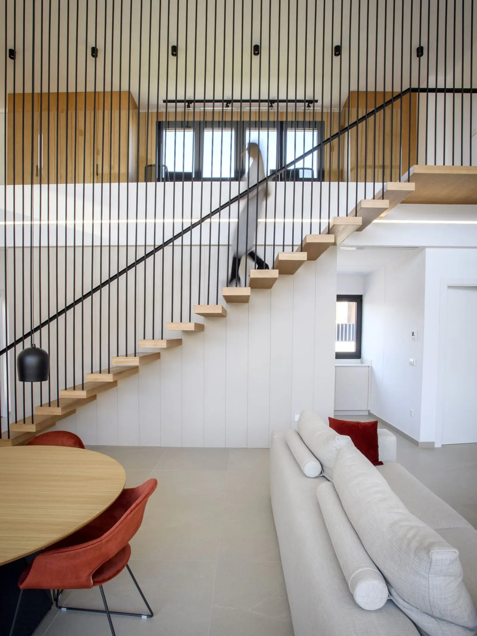Escalera volada junto al salón y el comedor de Casa Olivera, de Miragall Romaguera i arquitectes associats