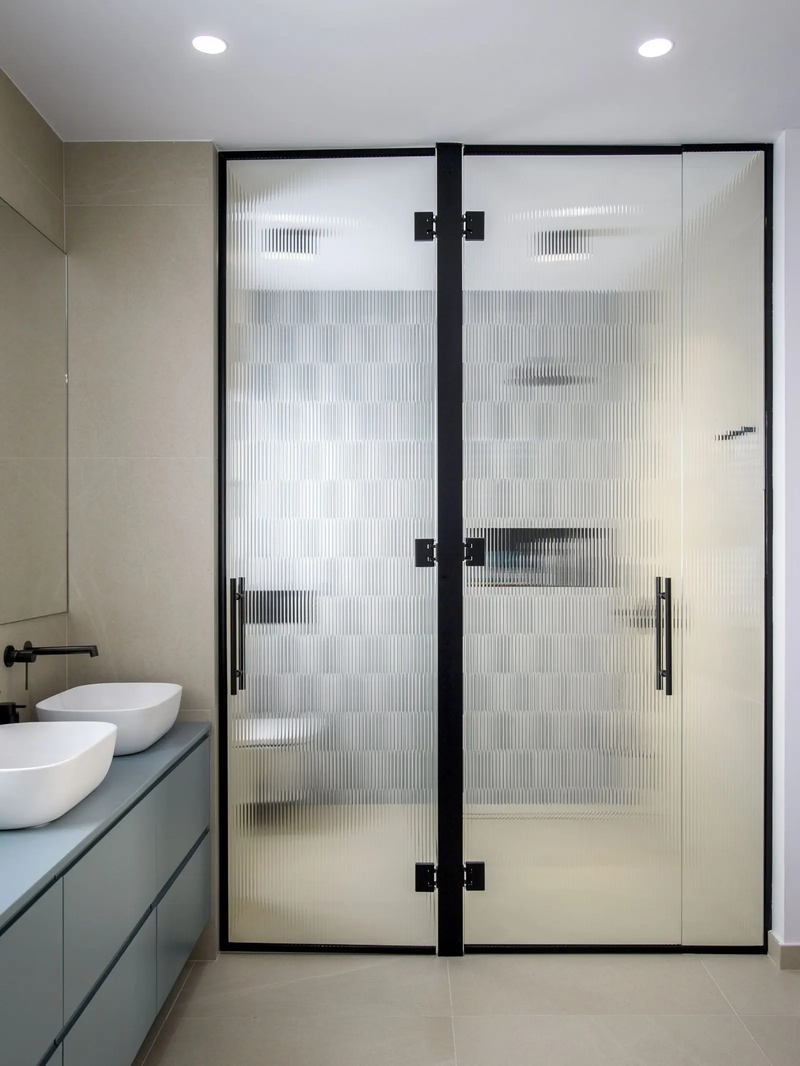 Baño con lavabo y mampara de ducha de Casa Olivera, de Miragall Romaguera i arquitectes associats