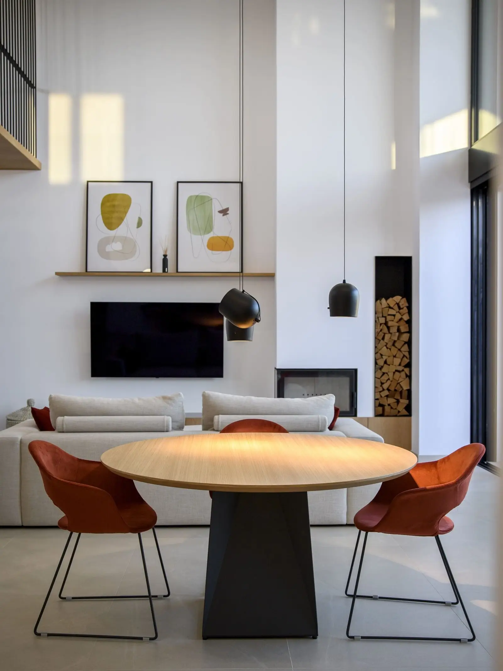 Comedor y salón en un espacio de doble altura de Casa Olivera, de Miragall Romaguera i arquitectes associats