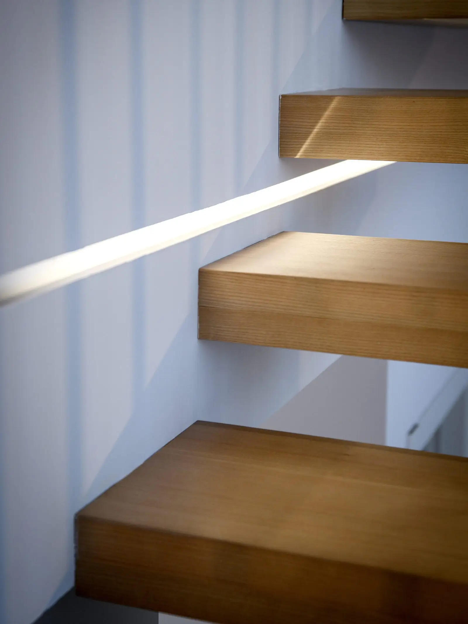 Detalle de los peldaños volados de madera de Casa Olivera, de Miragall Romaguera i arquitectes associats