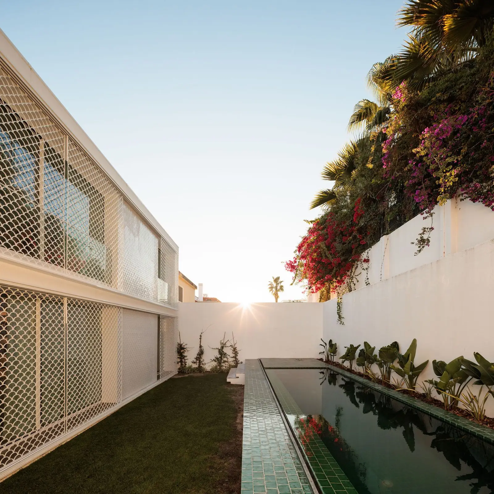 Jard&iacute;n y piscina de azulejo verde junto a la ampliaci&oacute;n