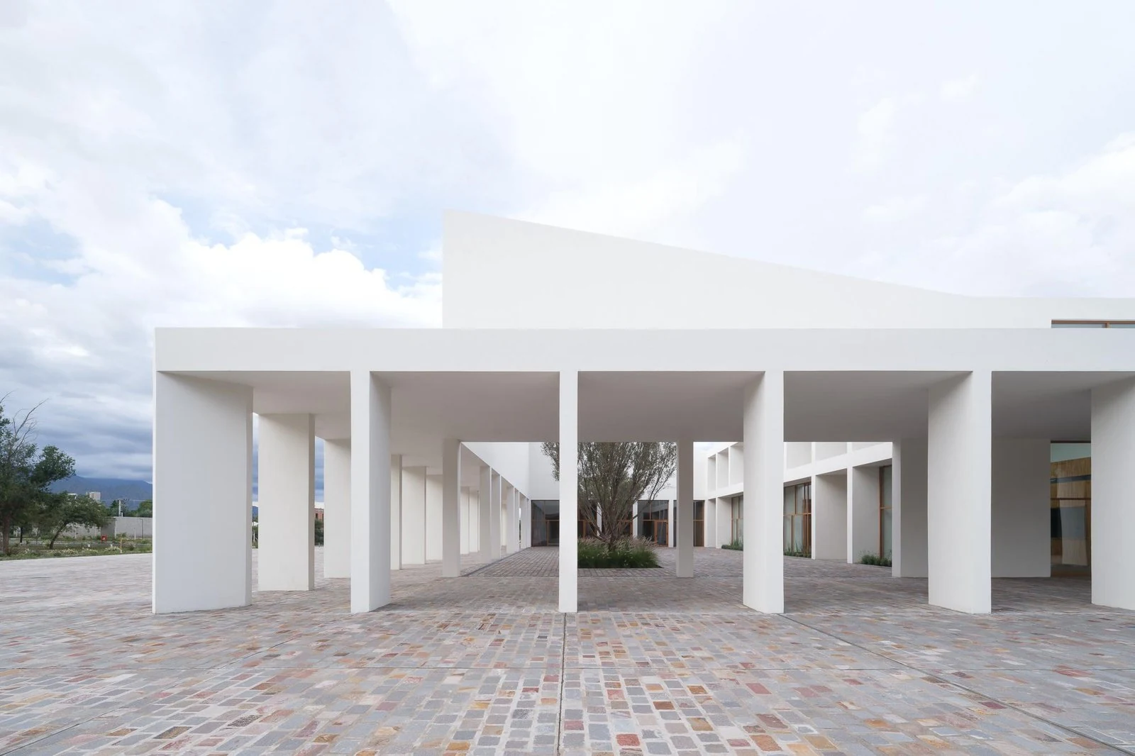 Vista frontal del pórtico blanco y el acceso de Centro de convenciones de Cafayate, de Ignacio Carón, Fabio Estremera, Andrés Francesconi, Ezequiel Spinelli