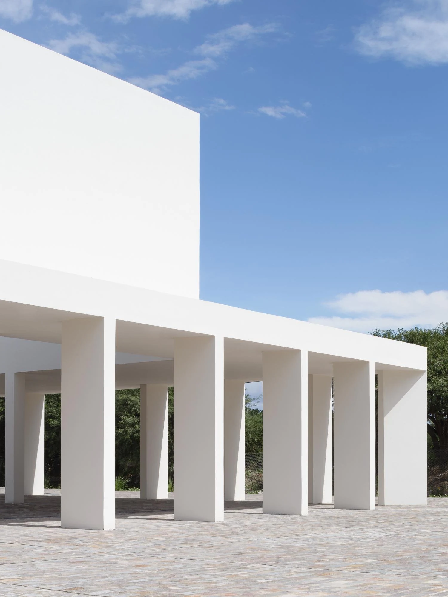 Volumen blanco y galería porticada de Centro de convenciones de Cafayate, de Ignacio Carón, Fabio Estremera, Andrés Francesconi, Ezequiel Spinelli