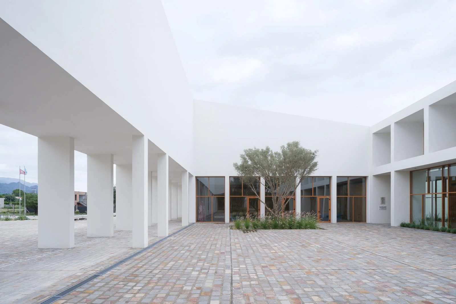 Vista del patio principal y sus galerías de Centro de convenciones de Cafayate, de Ignacio Carón, Fabio Estremera, Andrés Francesconi, Ezequiel Spinelli