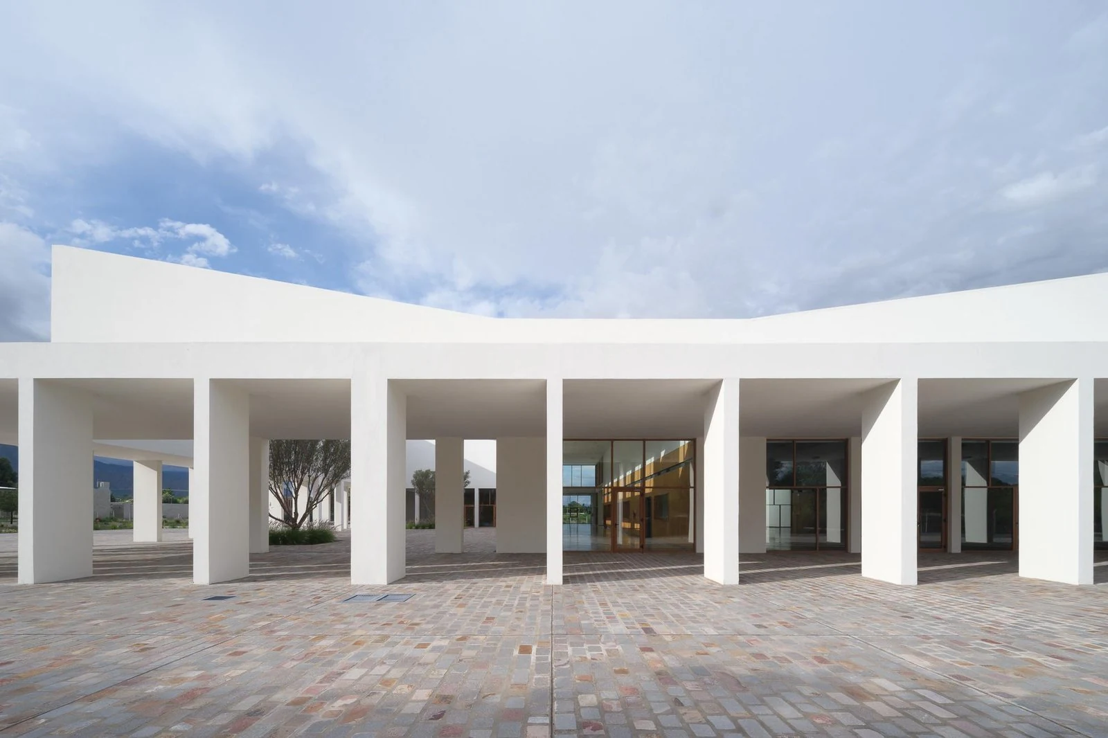 Fachada principal con pórtico de acceso de Centro de convenciones de Cafayate, de Ignacio Carón, Fabio Estremera, Andrés Francesconi, Ezequiel Spinelli