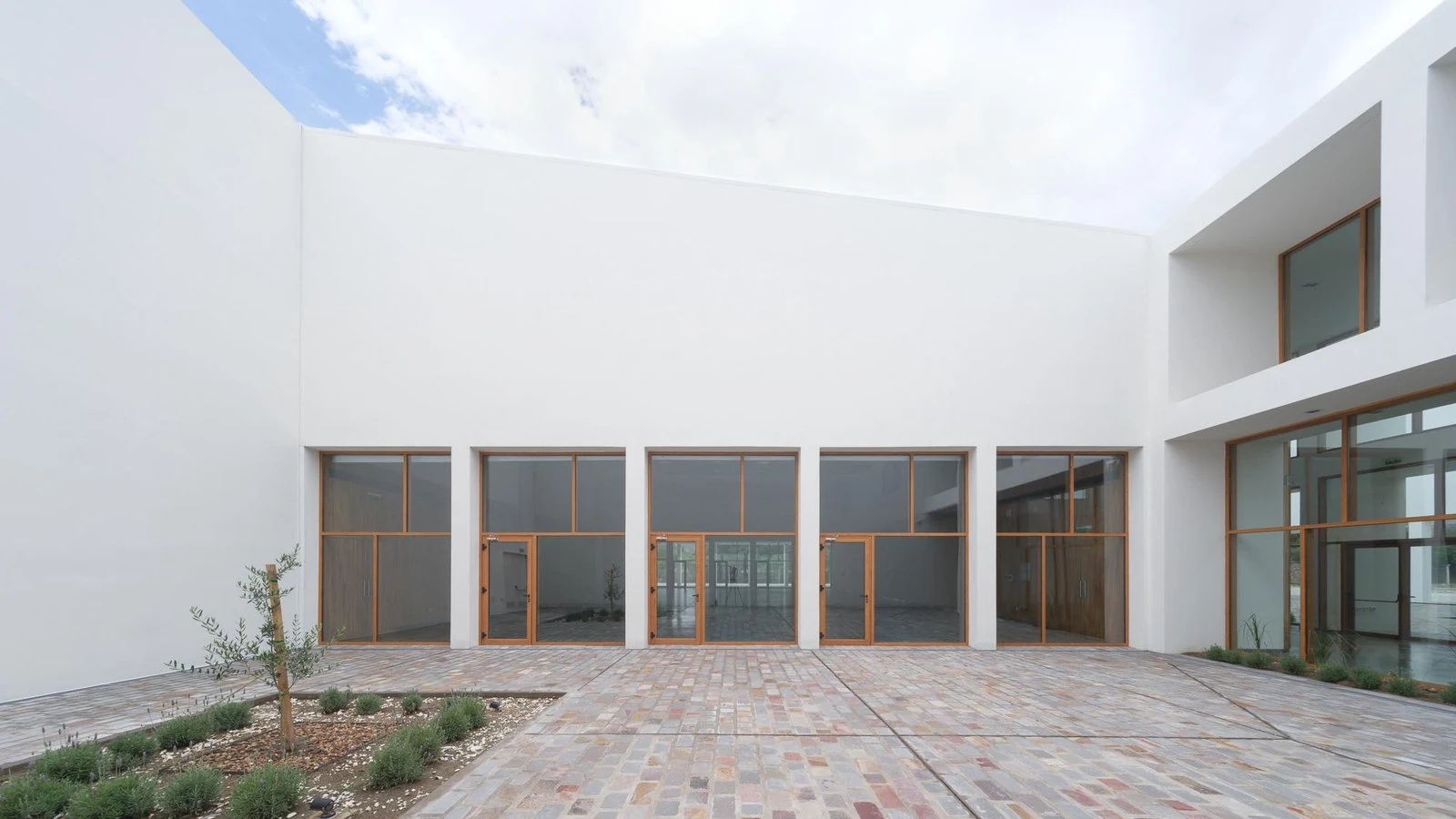 Patio interior y cerramientos acristalados de Centro de convenciones de Cafayate, de Ignacio Carón, Fabio Estremera, Andrés Francesconi, Ezequiel Spinelli