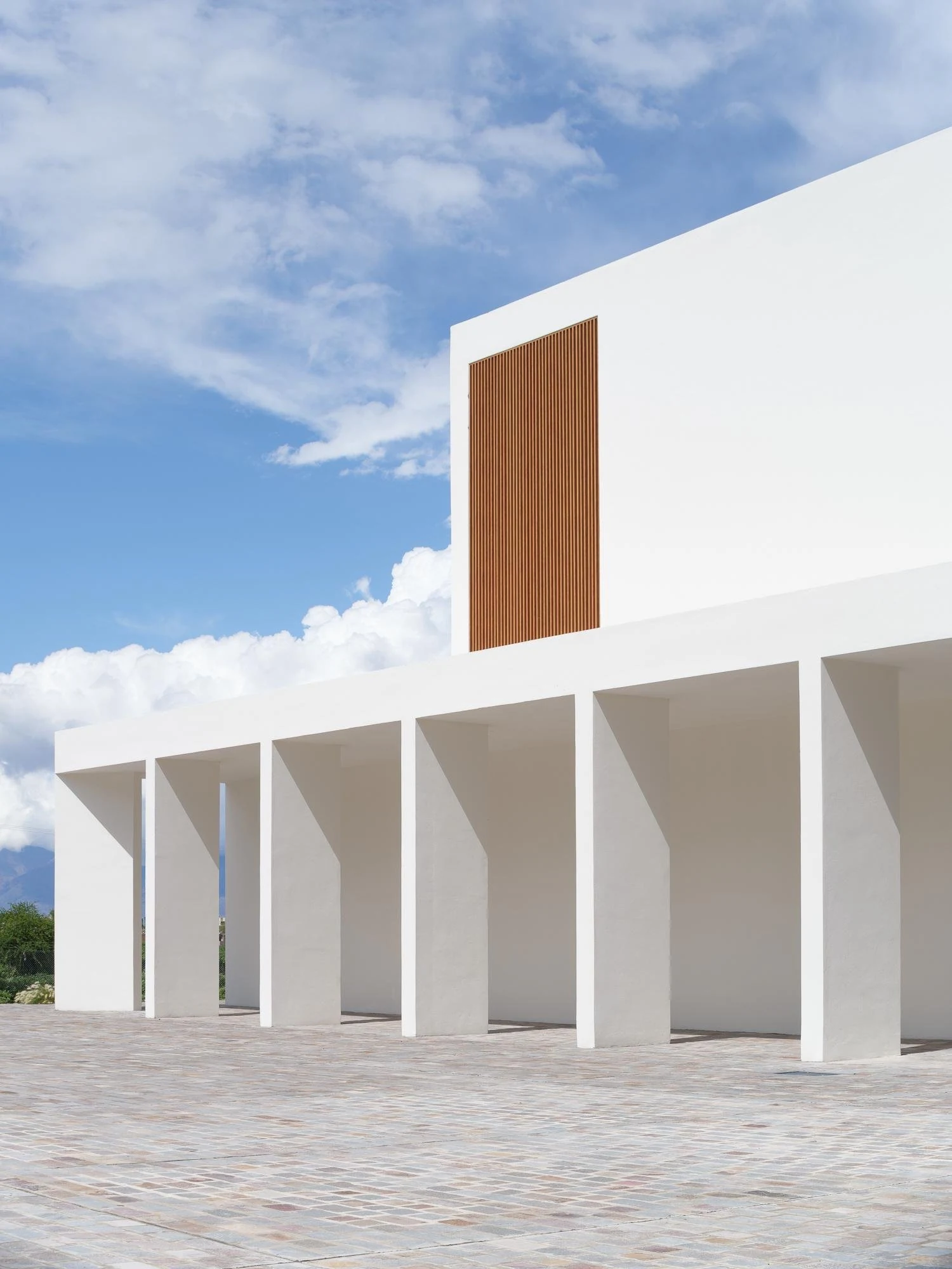 Volumen de la sala y galería exterior de Centro de convenciones de Cafayate, de Ignacio Carón, Fabio Estremera, Andrés Francesconi, Ezequiel Spinelli