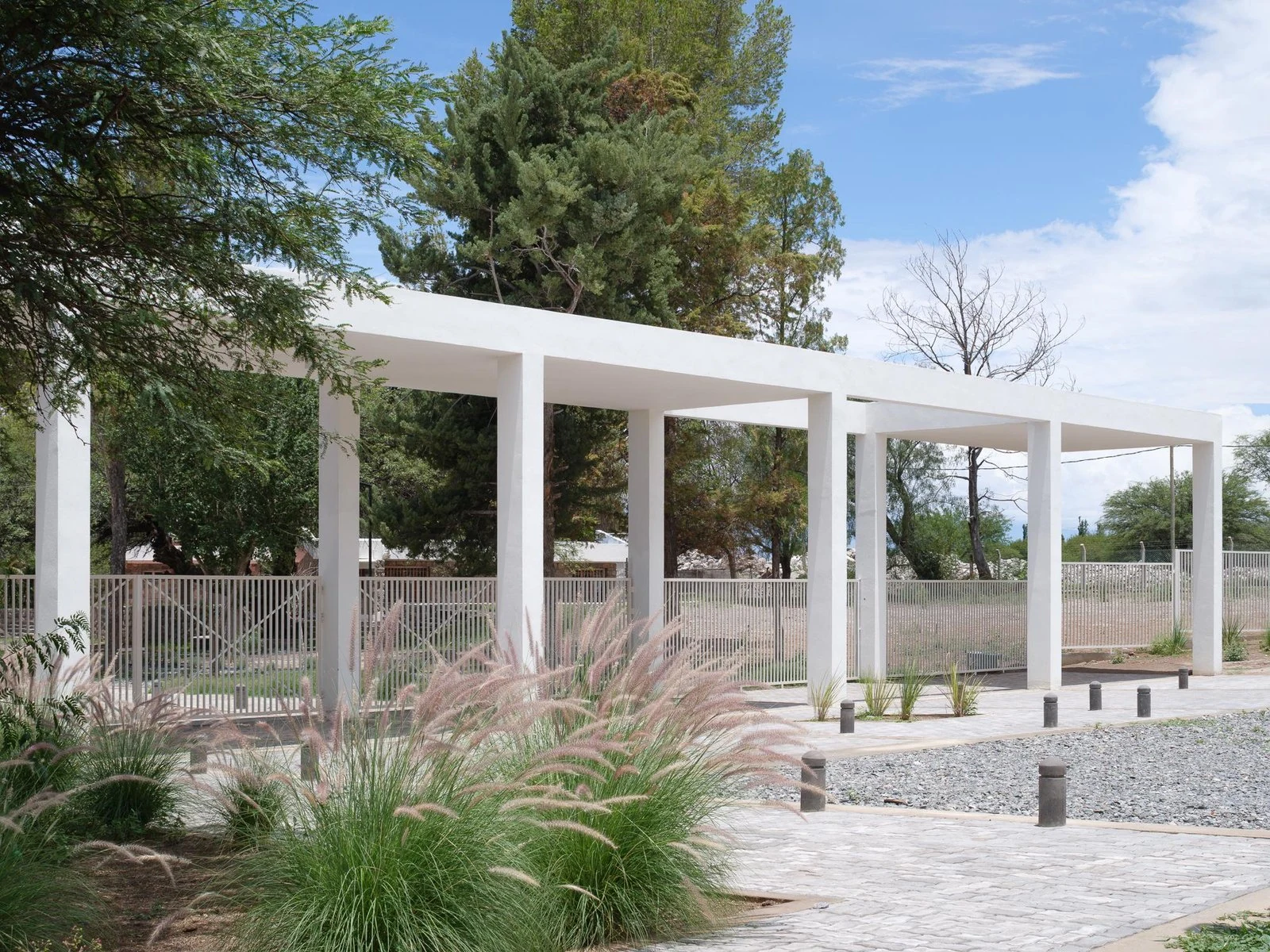 Pérgola y vegetación junto al edificio de Centro de convenciones de Cafayate, de Ignacio Carón, Fabio Estremera, Andrés Francesconi, Ezequiel Spinelli