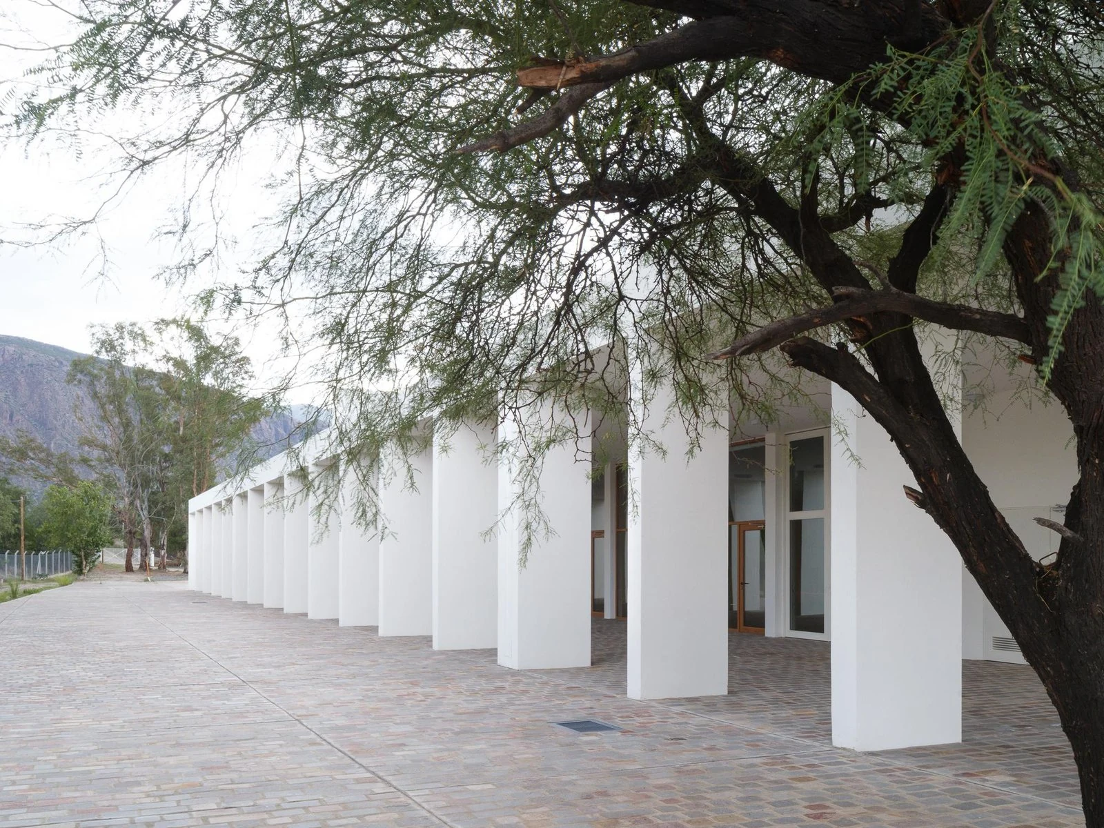 Galería exterior junto al arbolado de Centro de convenciones de Cafayate, de Ignacio Carón, Fabio Estremera, Andrés Francesconi, Ezequiel Spinelli