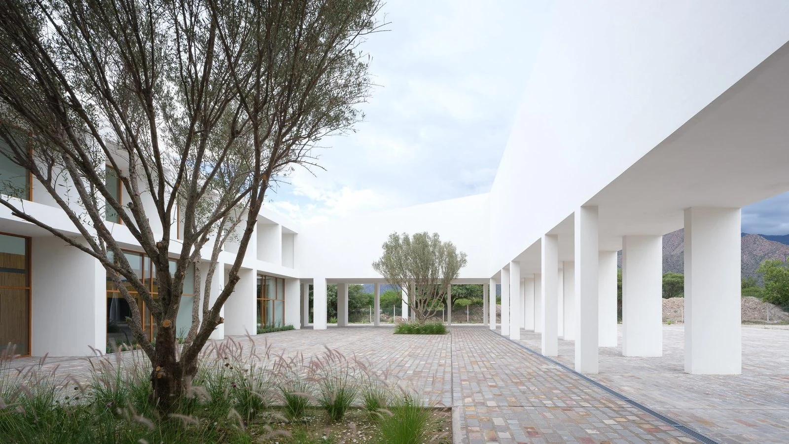 Galería y jardín en el patio interior de Centro de convenciones de Cafayate, de Ignacio Carón, Fabio Estremera, Andrés Francesconi, Ezequiel Spinelli