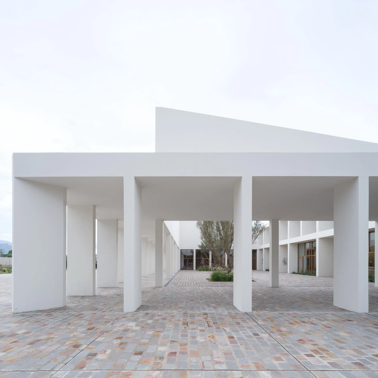 Perspectiva del acceso a través del pórtico de Centro de convenciones de Cafayate, de Ignacio Carón, Fabio Estremera, Andrés Francesconi, Ezequiel Spinelli