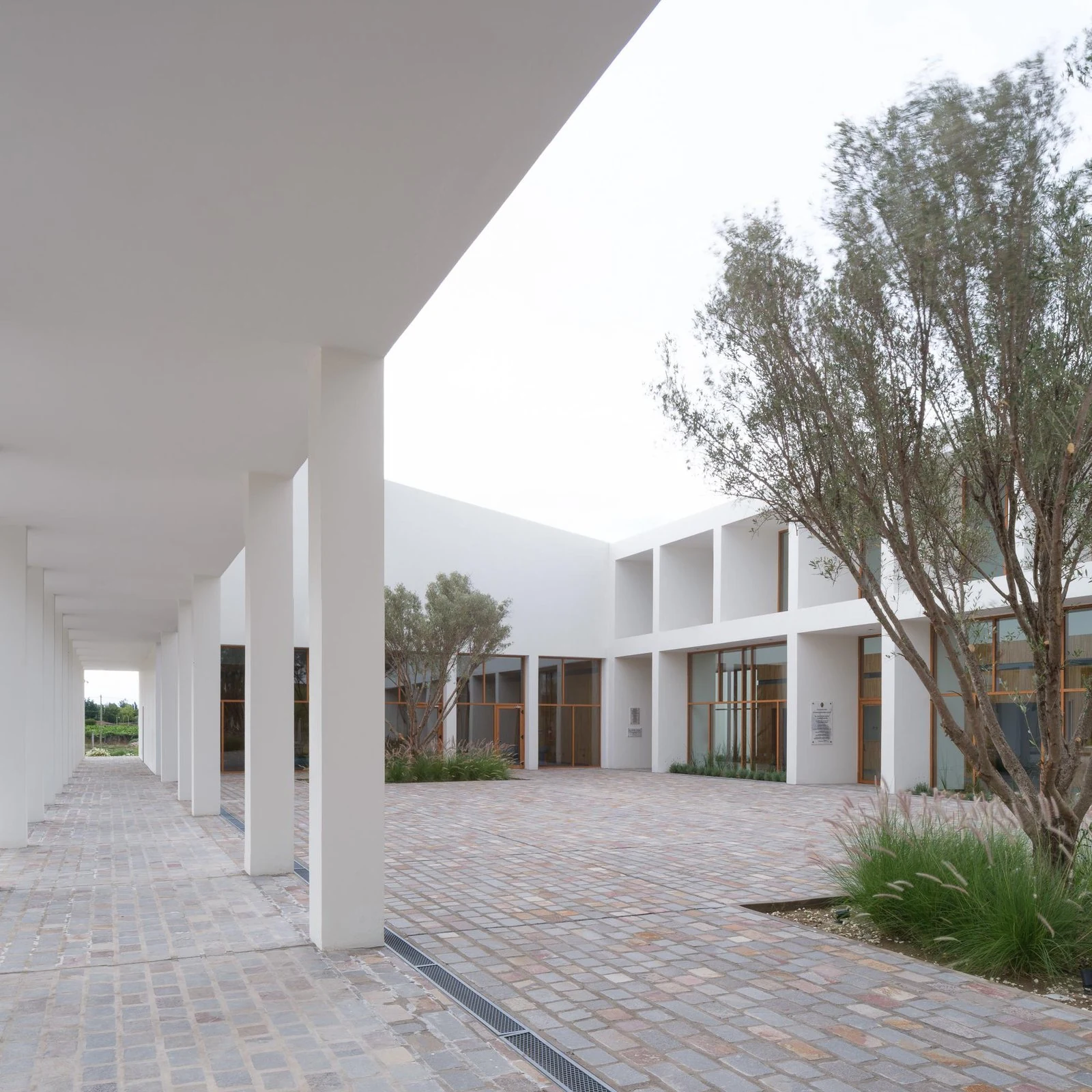 Galería cubierta junto al patio principal de Centro de convenciones de Cafayate, de Ignacio Carón, Fabio Estremera, Andrés Francesconi, Ezequiel Spinelli
