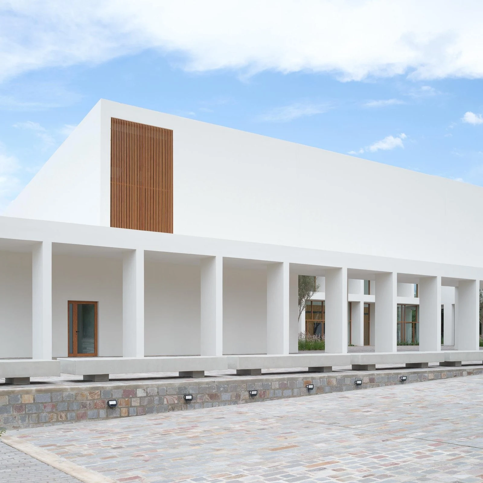Vista lateral de la sala y la galería de Centro de convenciones de Cafayate, de Ignacio Carón, Fabio Estremera, Andrés Francesconi, Ezequiel Spinelli
