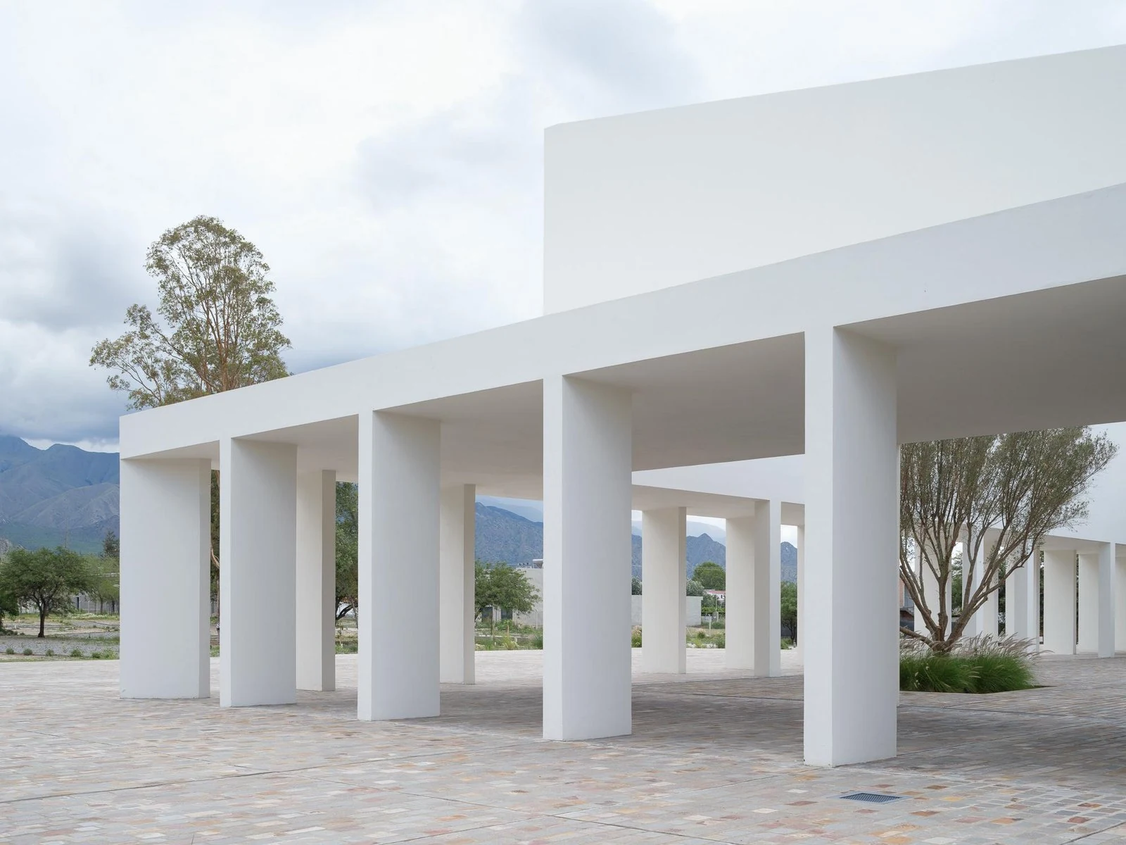 Pórtico abierto a los espacios exteriores de Centro de convenciones de Cafayate, de Ignacio Carón, Fabio Estremera, Andrés Francesconi, Ezequiel Spinelli