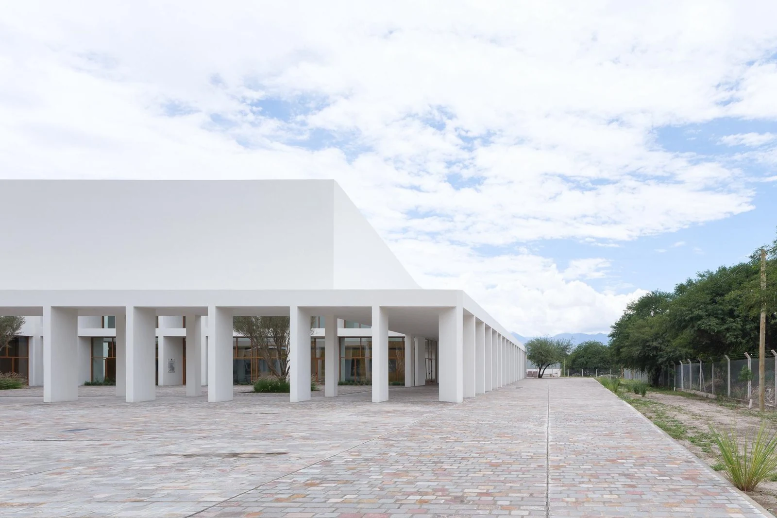 Vista general del edificio desde la plaza de Centro de convenciones de Cafayate, de Ignacio Carón, Fabio Estremera, Andrés Francesconi, Ezequiel Spinelli