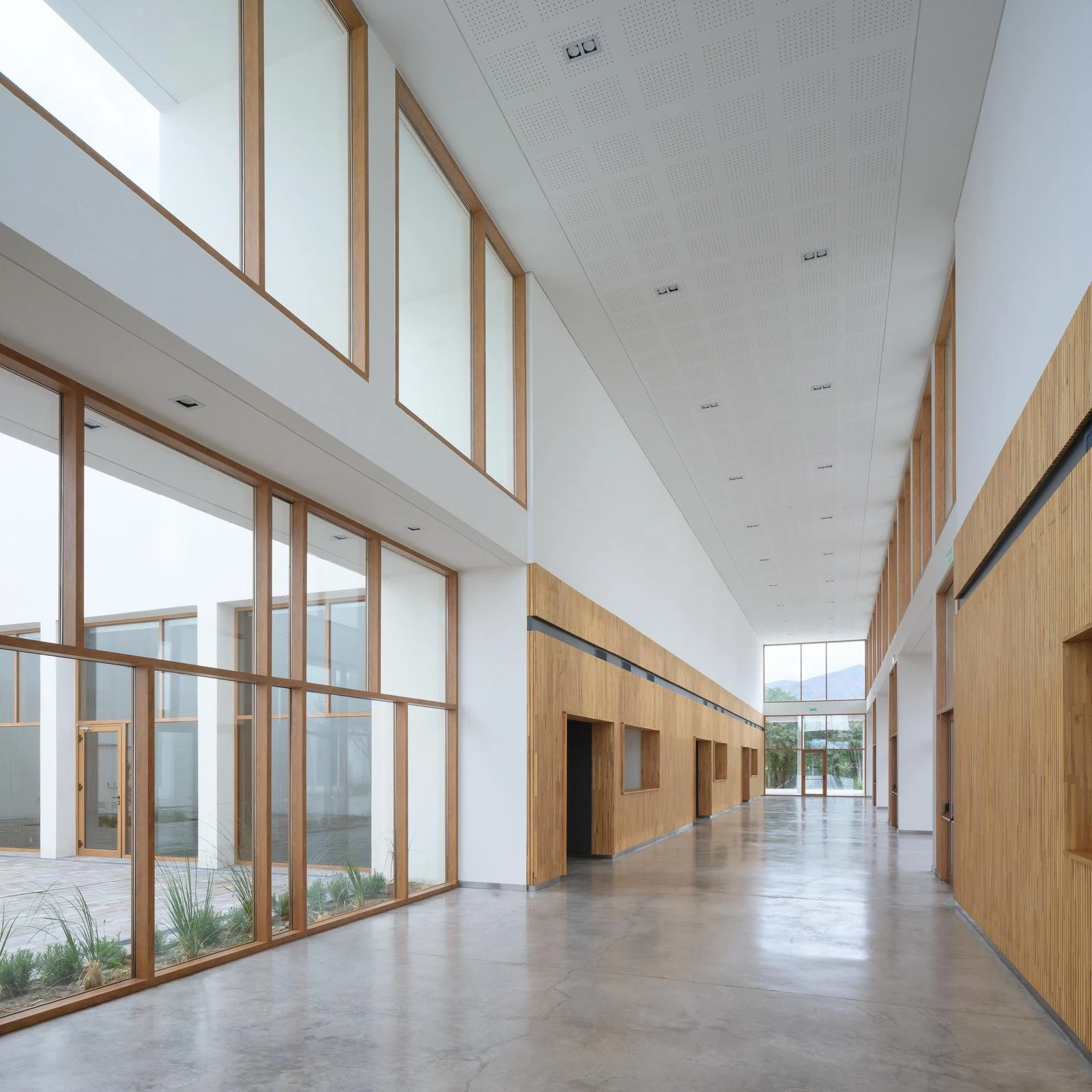 Vestíbulo interior con ventanales al patio de Centro de convenciones de Cafayate, de Ignacio Carón, Fabio Estremera, Andrés Francesconi, Ezequiel Spinelli