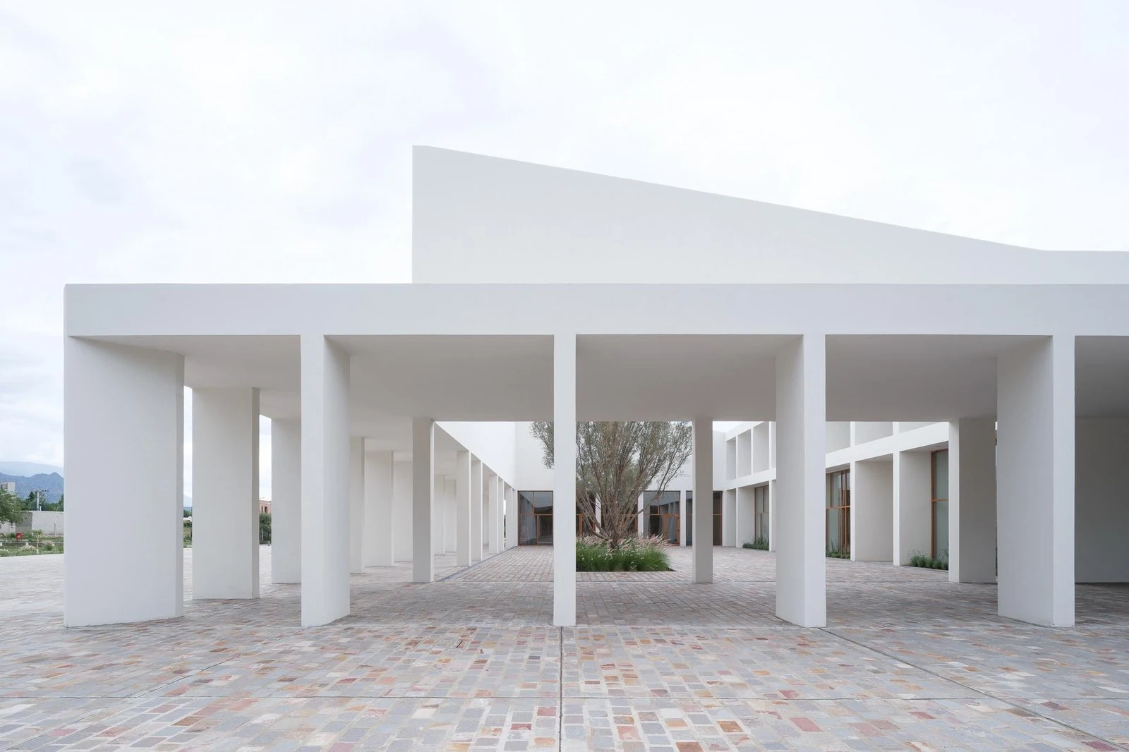 Perspectiva frontal de la galería de acceso de Centro de convenciones de Cafayate, de Ignacio Carón, Fabio Estremera, Andrés Francesconi, Ezequiel Spinelli