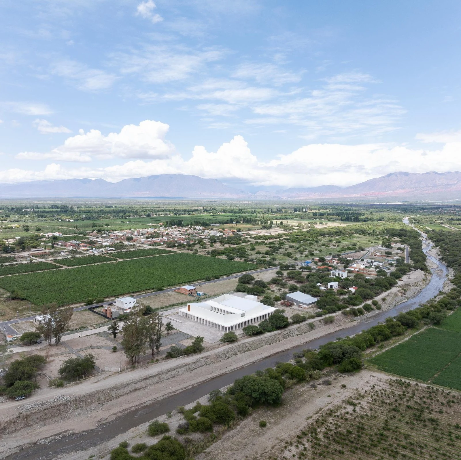 Vista aérea del conjunto y el paisaje de Cafayate de Centro de convenciones de Cafayate, de Ignacio Carón, Fabio Estremera, Andrés Francesconi, Ezequiel Spinelli