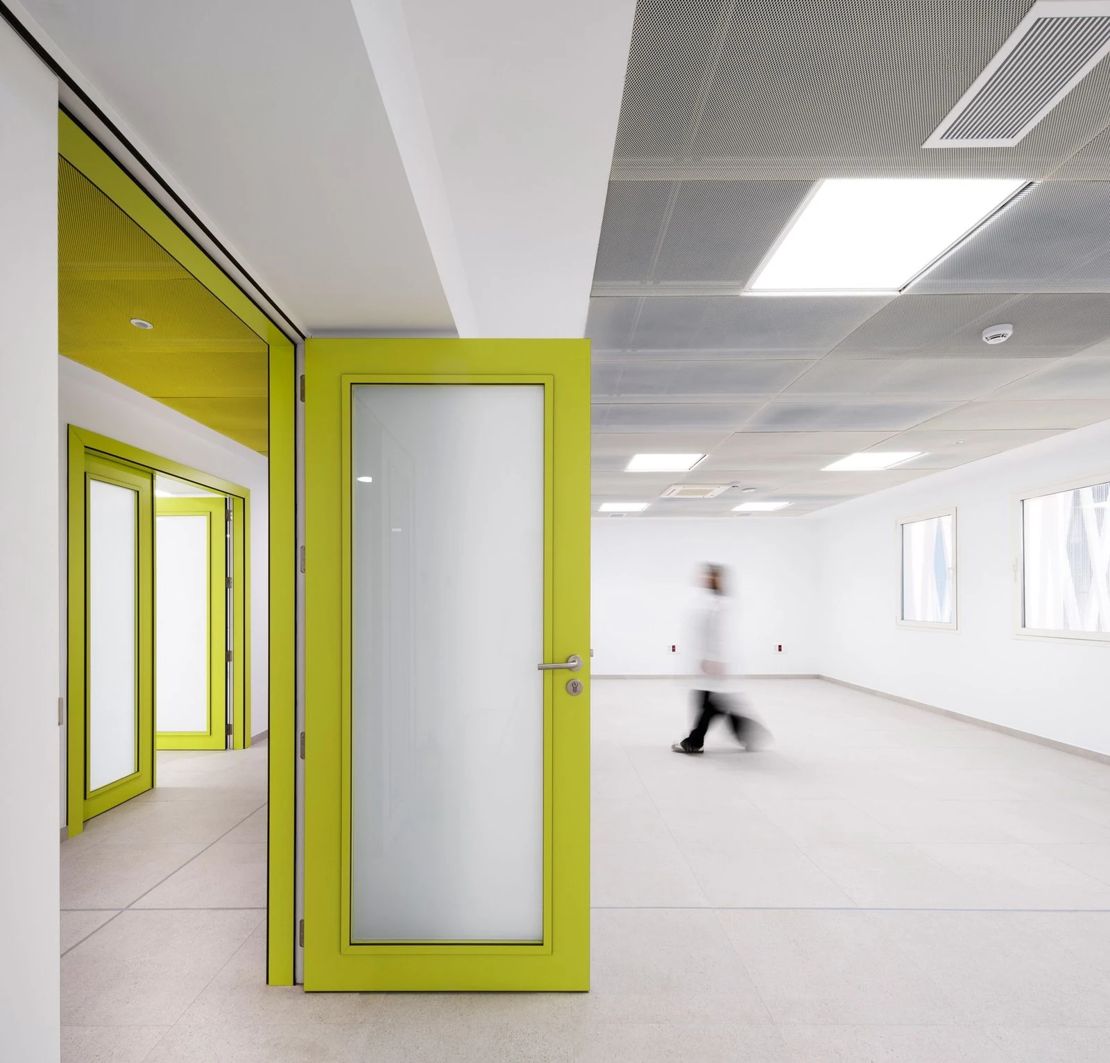 Acceso a un espacio de trabajo a trav&eacute;s de una puerta amarilla de Edificio Q en el Parque Cient&iacute;fico de Murcia, de COR Architecture + Design