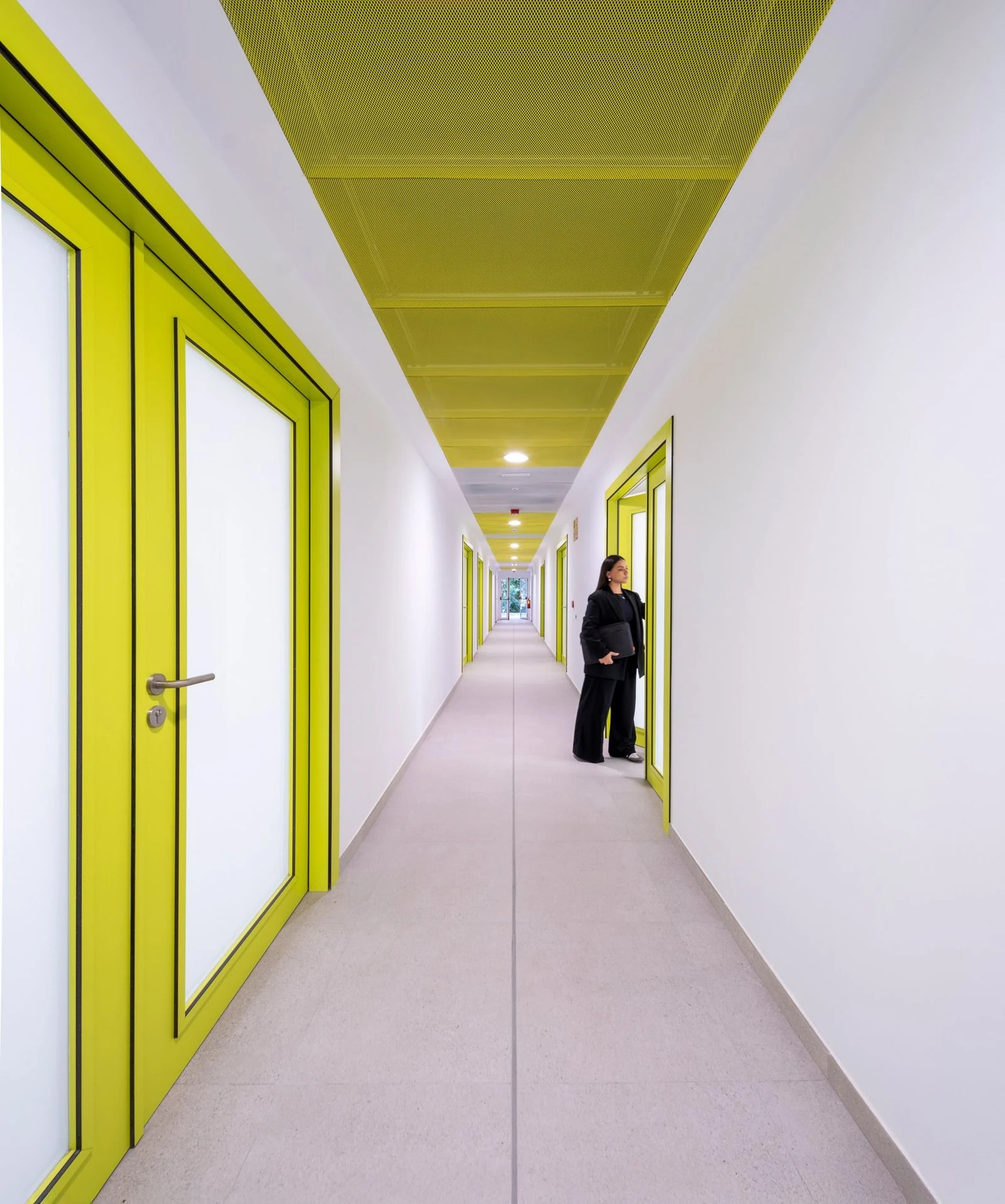 Pasillo interior con carpinter&iacute;as y techo amarillos de Edificio Q en el Parque Cient&iacute;fico de Murcia, de COR Architecture + Design