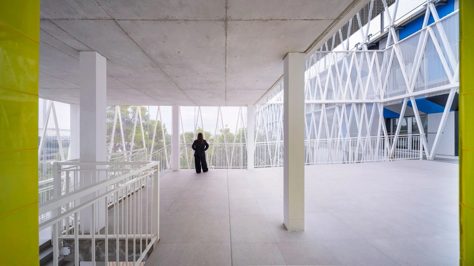 Pasarela cubierta junto a la estructura triangular de Edificio Q en el Parque Cient&iacute;fico de Murcia, de COR Architecture + Design