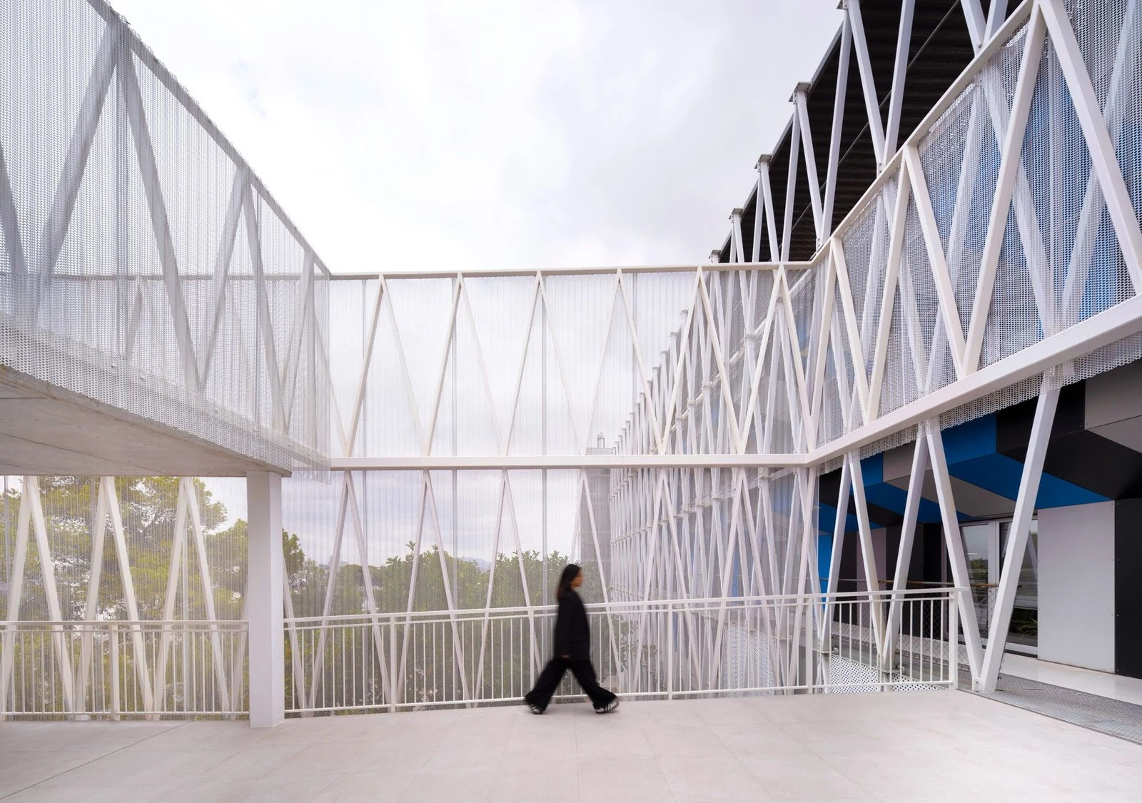 Espacio de circulaci&oacute;n abierto junto a la fachada existente de Edificio Q en el Parque Cient&iacute;fico de Murcia, de COR Architecture + Design