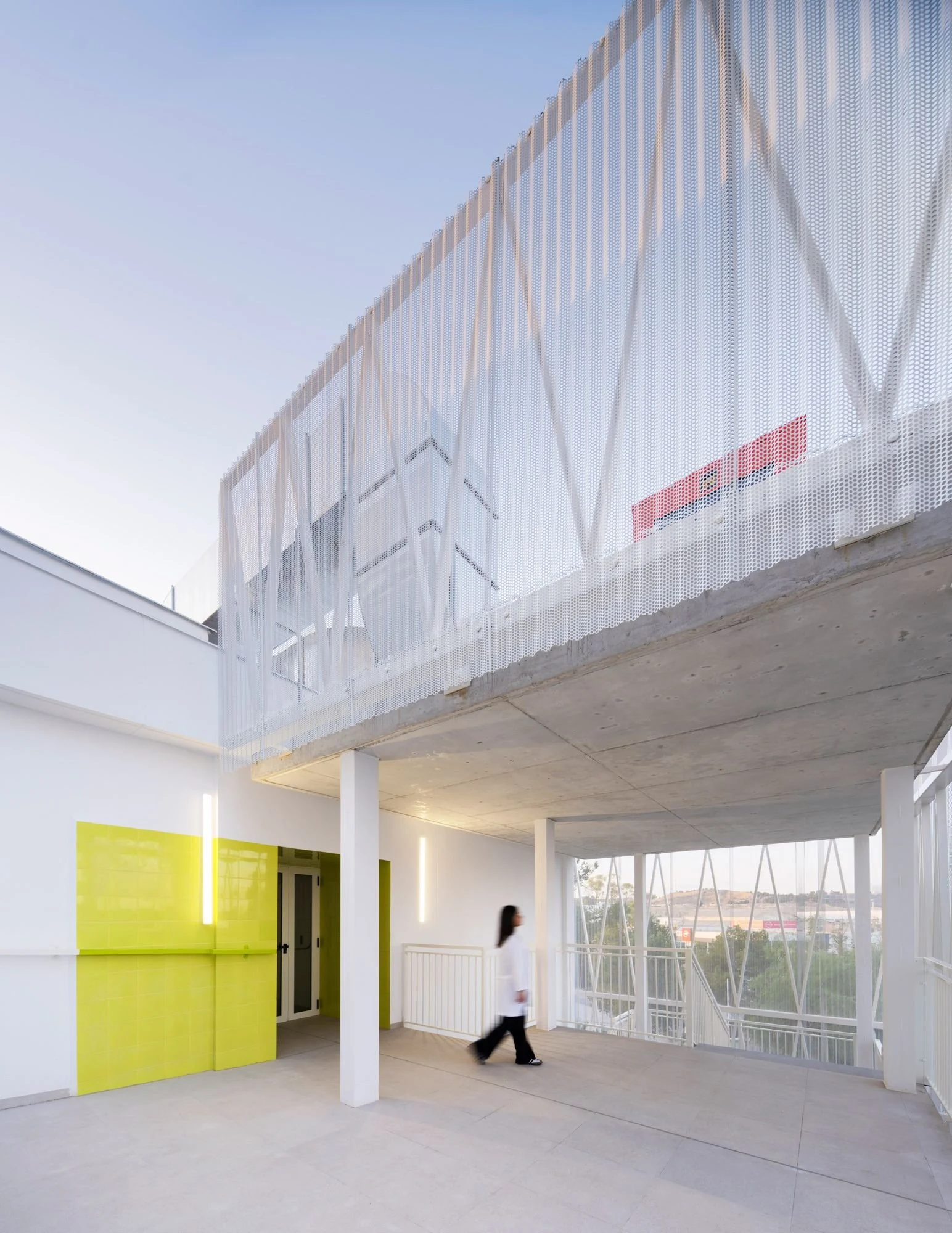 Conexi&oacute;n entre el nuevo volumen y las pasarelas de Edificio Q en el Parque Cient&iacute;fico de Murcia, de COR Architecture + Design