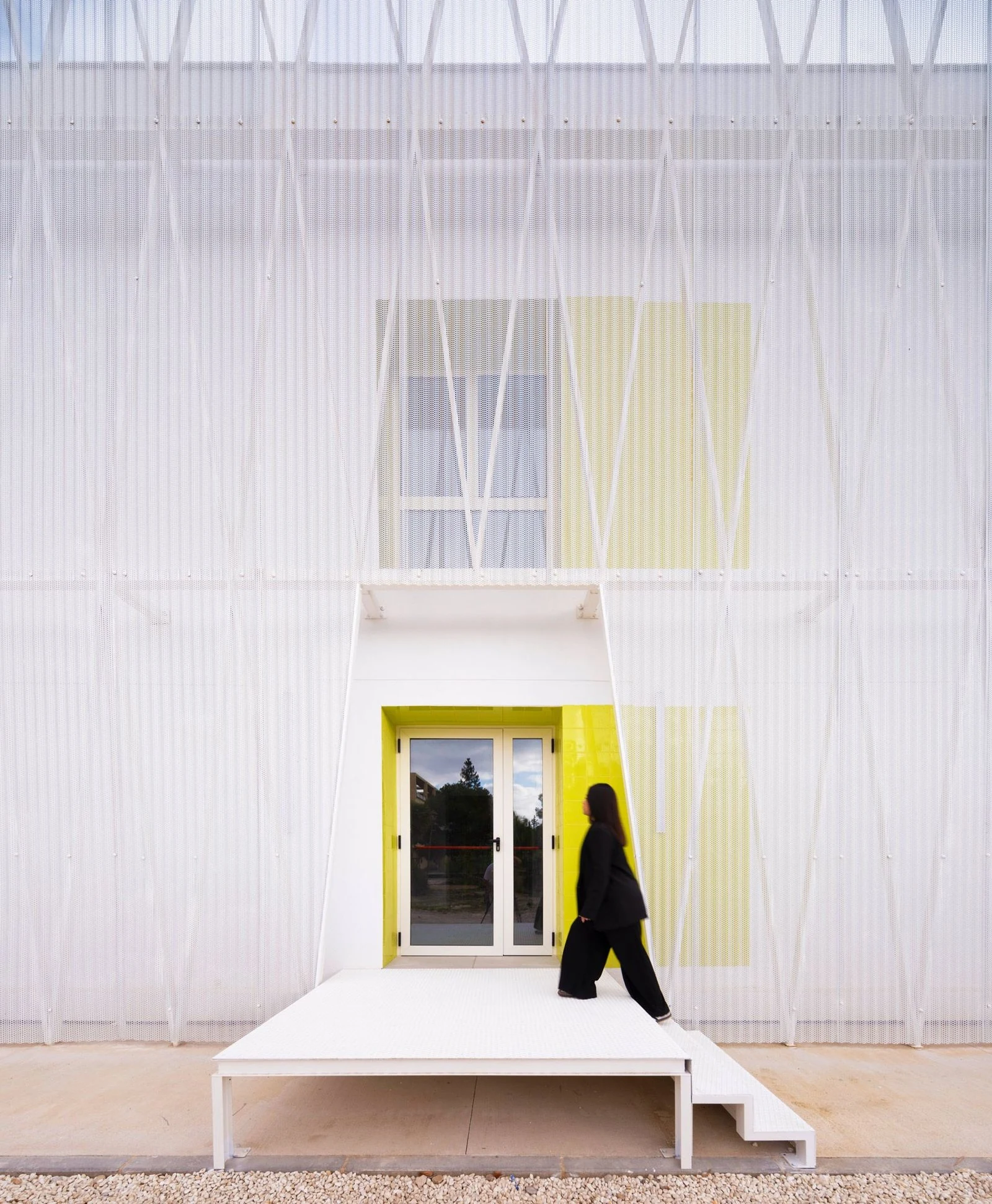 Acceso amarillo en la fachada blanca de Edificio Q en el Parque Cient&iacute;fico de Murcia, de COR Architecture + Design
