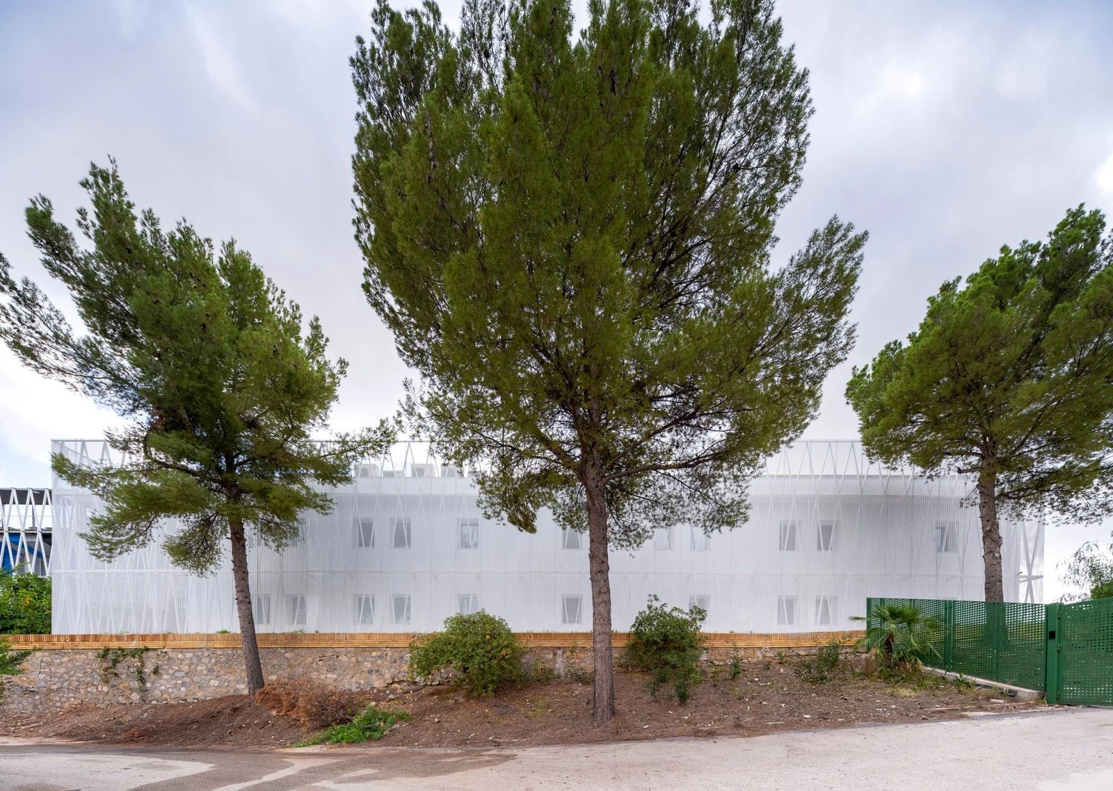 Fachada lateral entre pinos de Edificio Q en el Parque Cient&iacute;fico de Murcia, de COR Architecture + Design