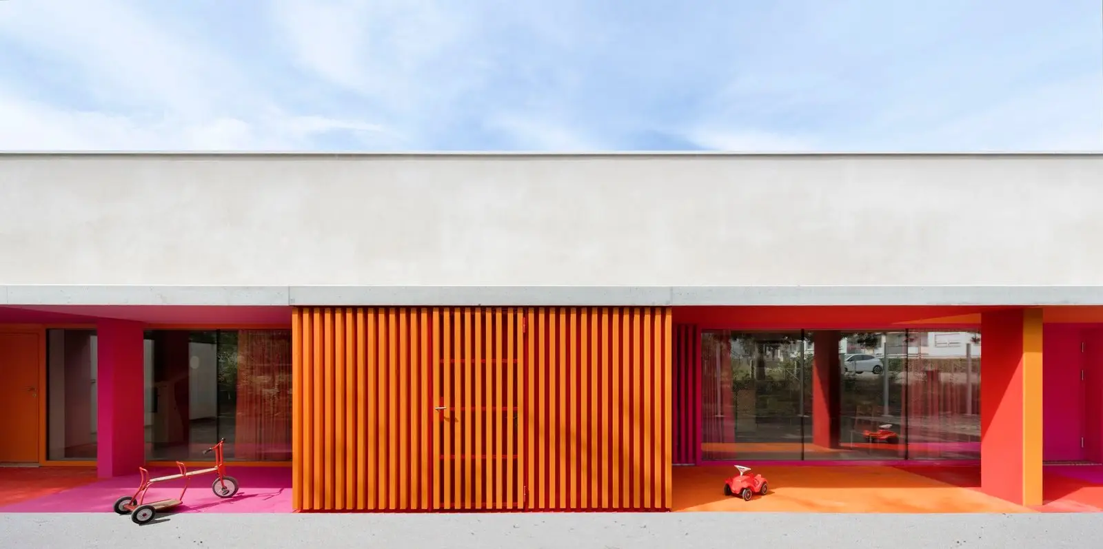 Fachada acristalada y patio infantil de la guarder&iacute;a de Illzach