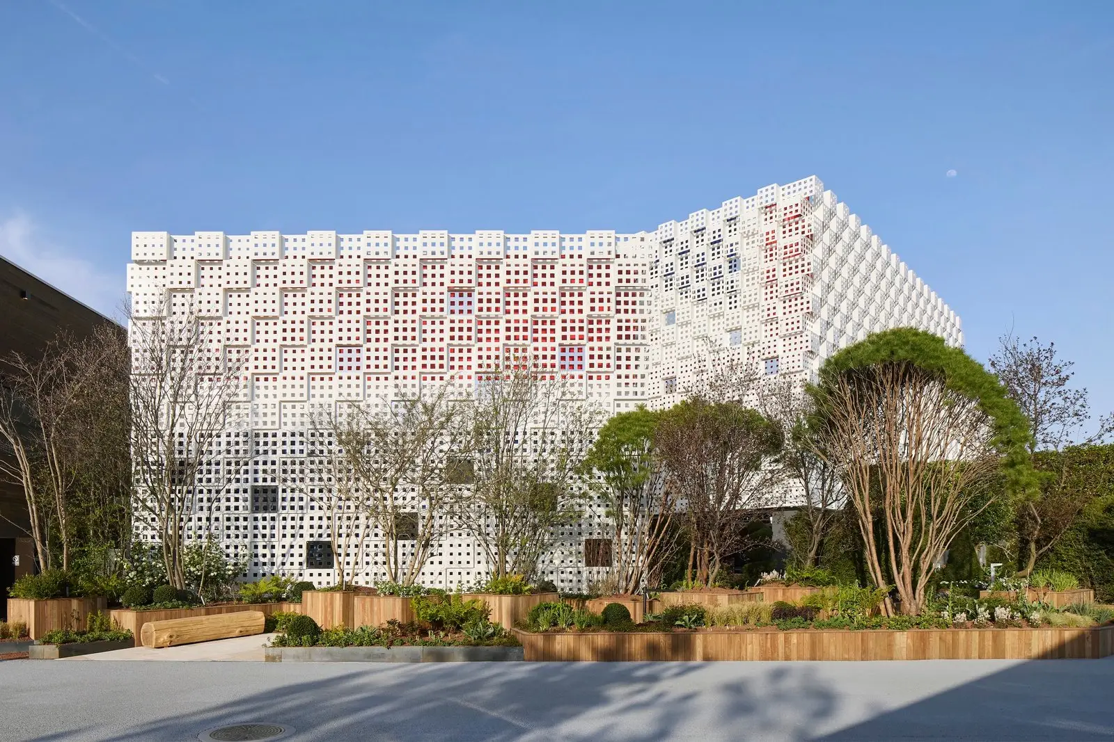 Vista diurna del Pabellón de Reino Unido y sus jardines en la Expo 2025 Osaka