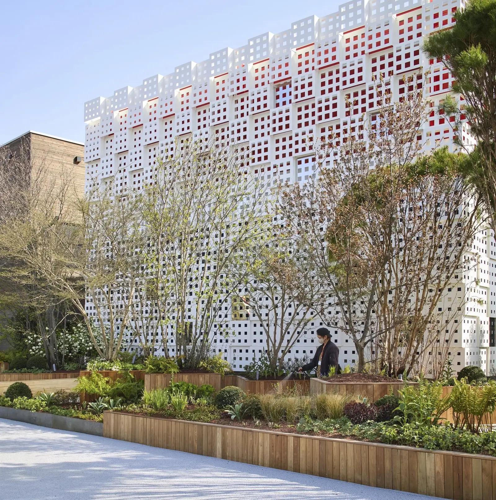 Fachada de aluminio perforado junto a los jardines del pabellón británico