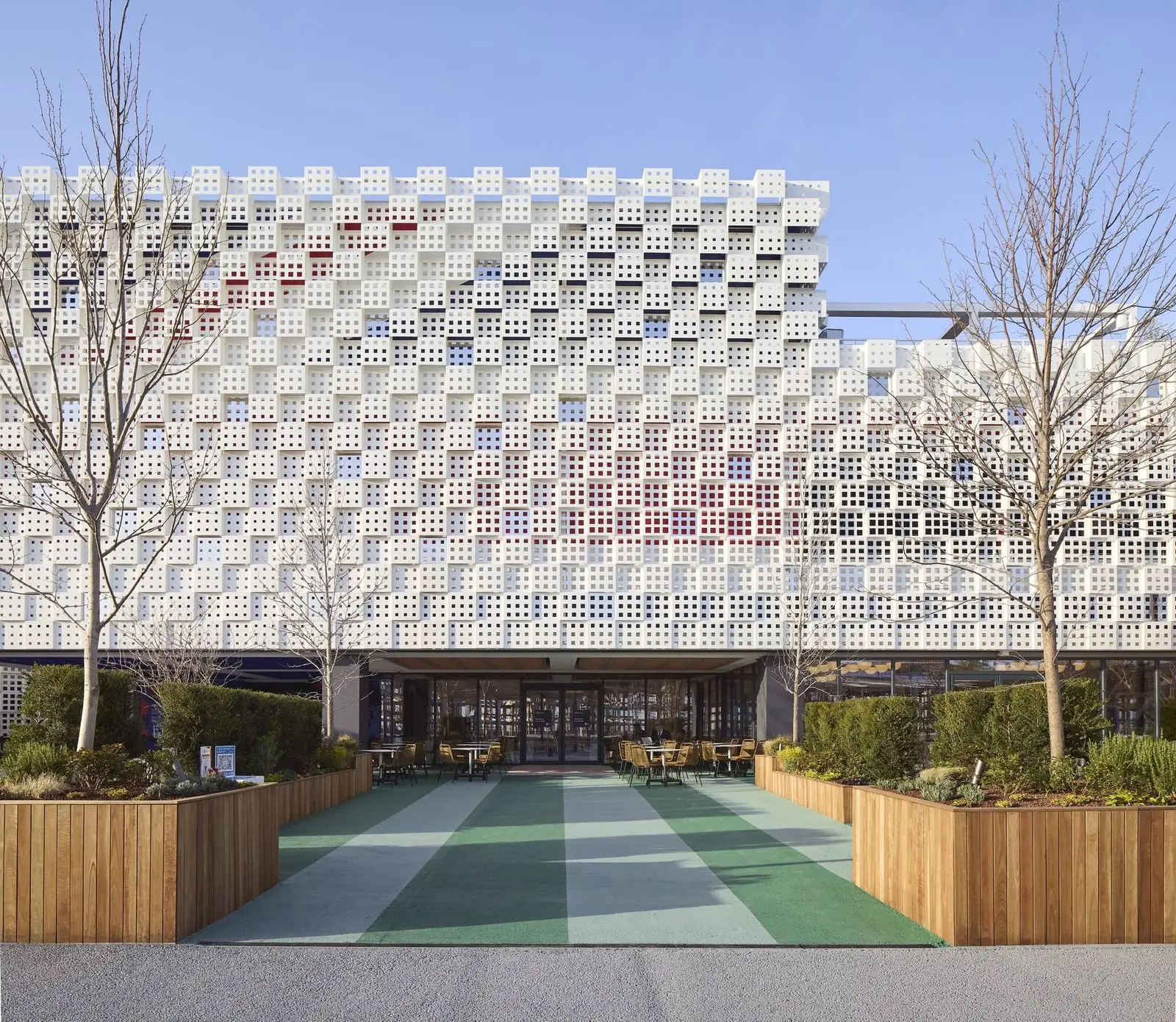 Acceso principal del pabellón británico bajo la fachada pixelada