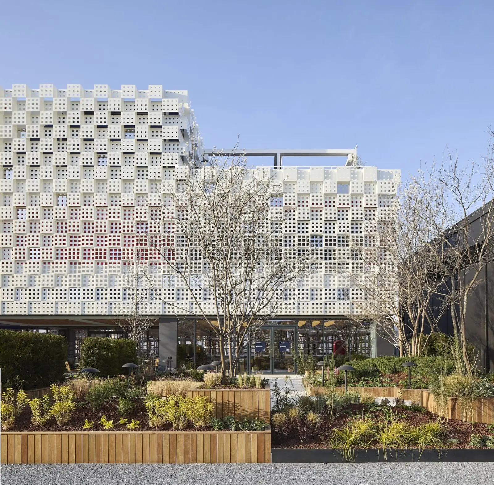 Jardín y fachada del pabellón británico diseñados para la Expo de Osaka