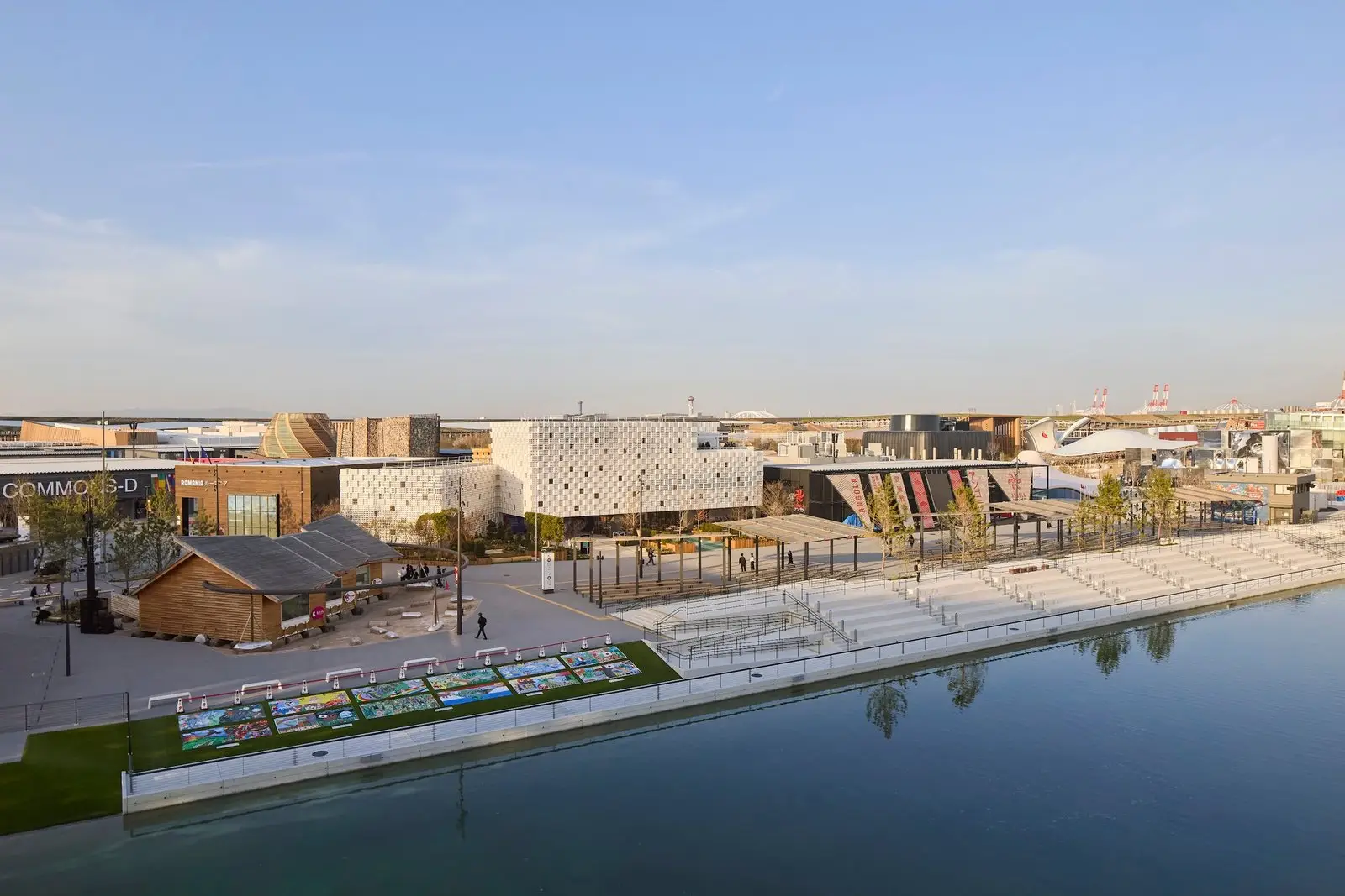 Vista panorámica del pabellón británico junto a la laguna de la Expo