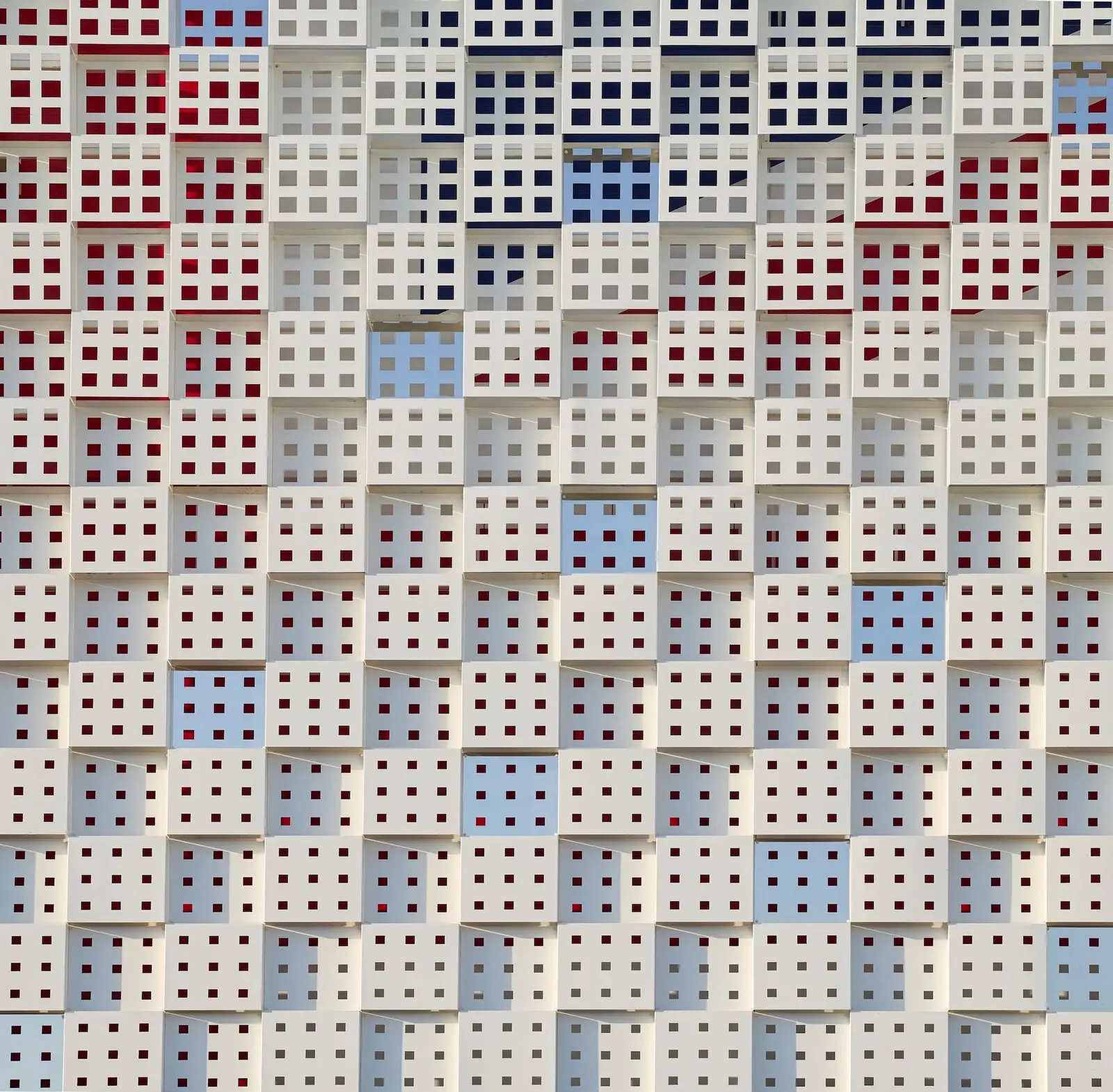 Patrón de la bandera británica detrás de la piel de aluminio perforado