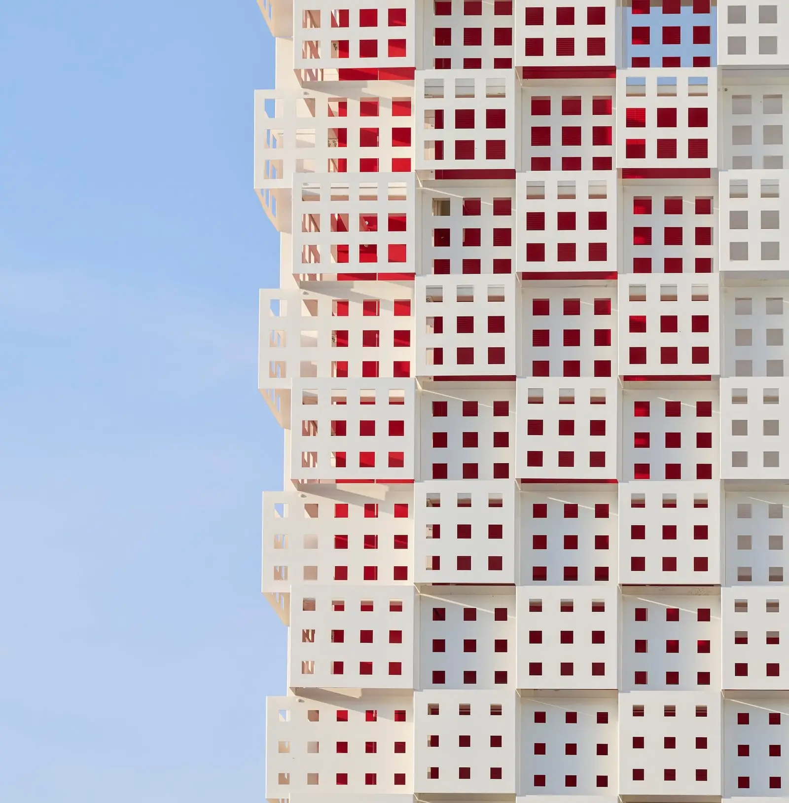 Detalle de la esquina roja y blanca de la fachada del pabellón