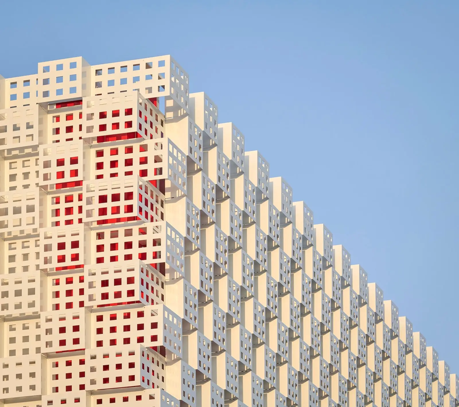 Detalle del remate y la geometría de los paneles de fachada