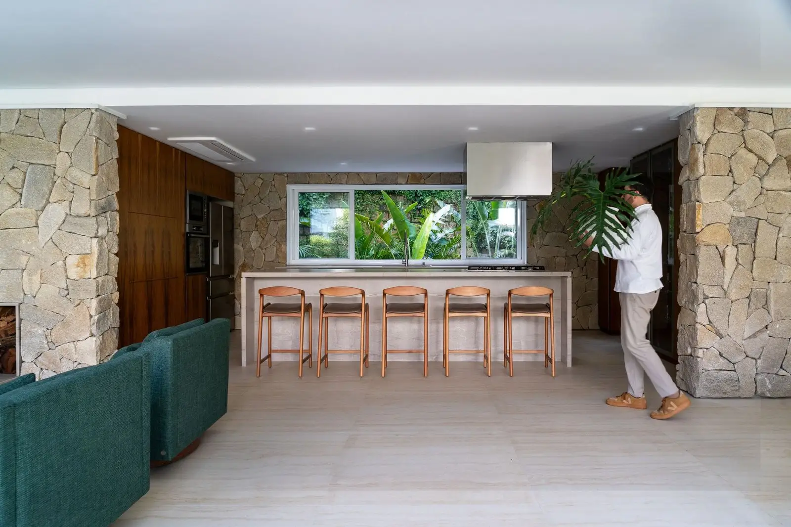 Cocina con barra y muro de piedra de Pabell&oacute;n Zona Sur