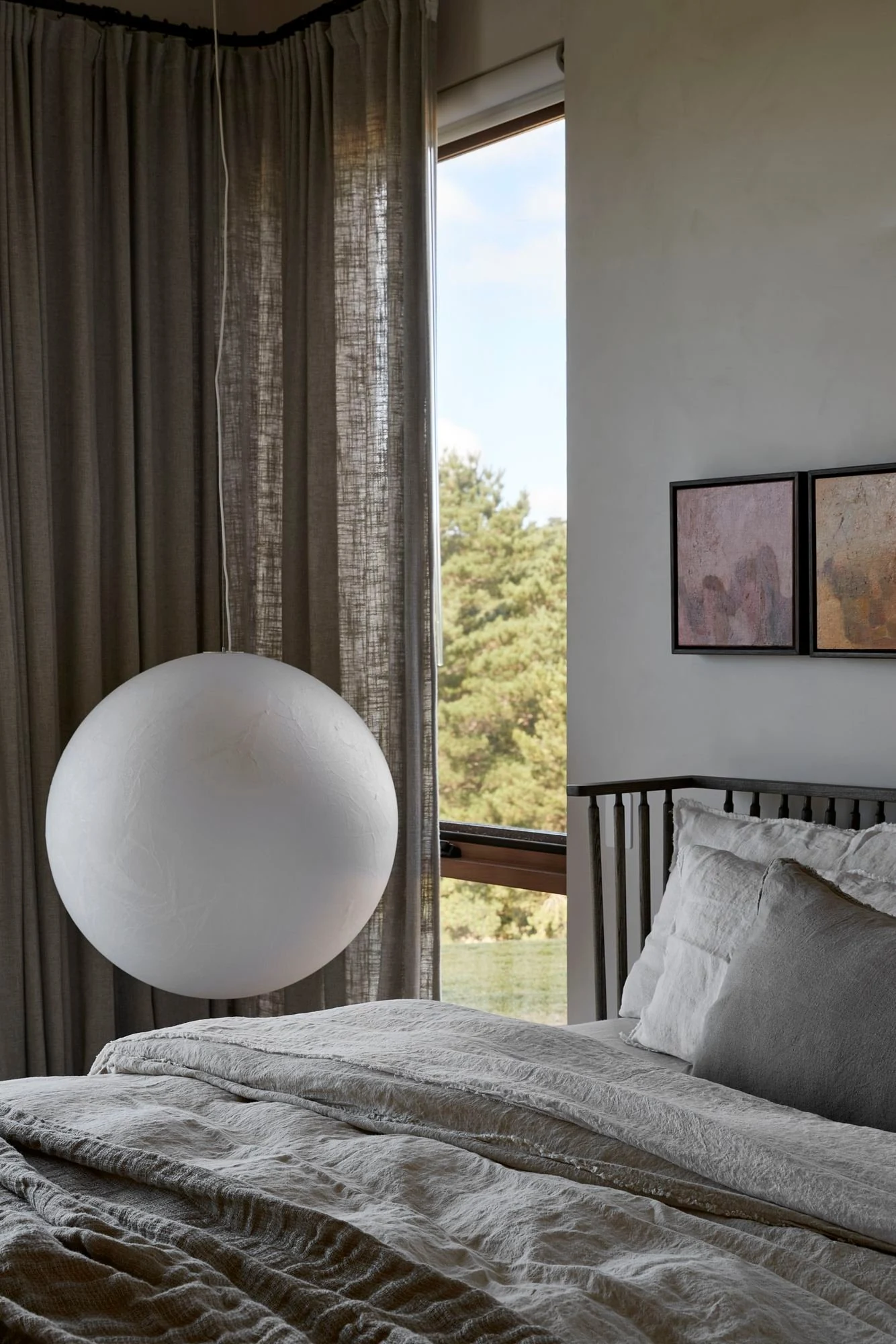 Dormitorio orientado al paisaje de Residencia EPSC, de Davidov Architects