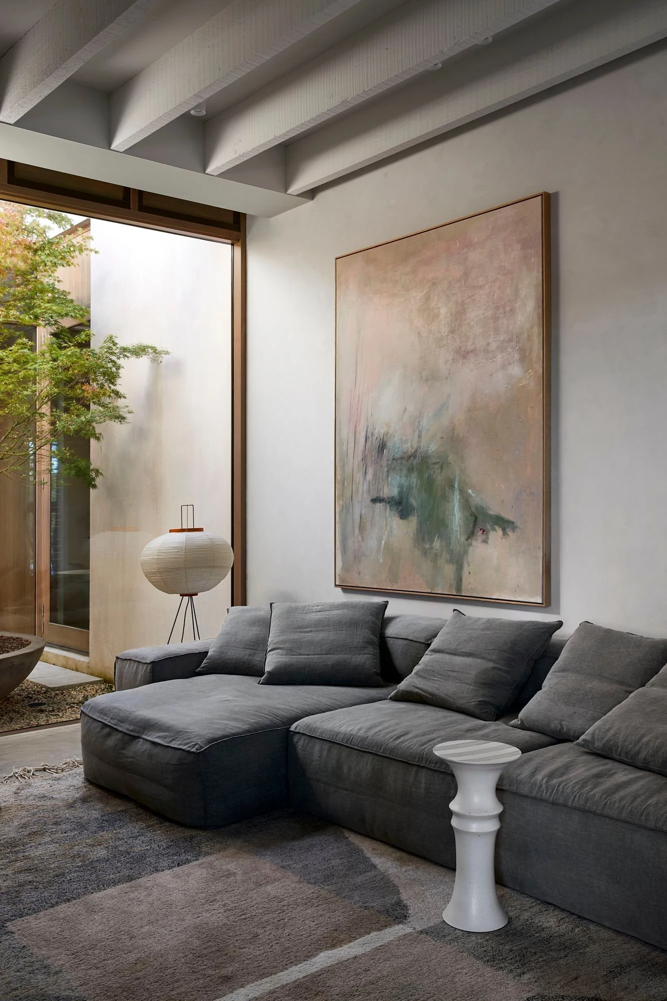 Espacio de estar junto al patio interior de Residencia EPSC, de Davidov Architects