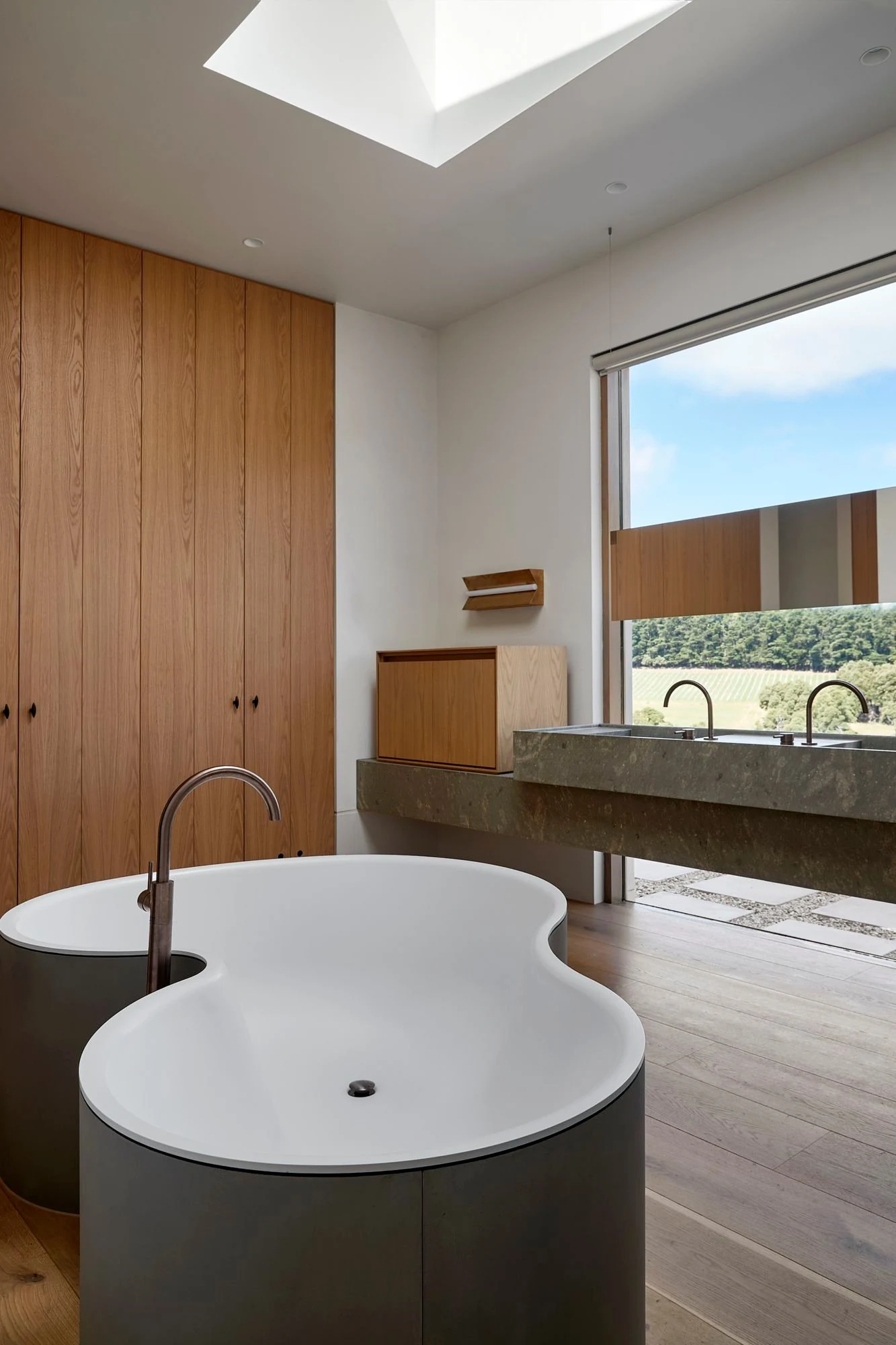 Ba&ntilde;o con ba&ntilde;era exenta y vistas al paisaje de Residencia EPSC, de Davidov Architects