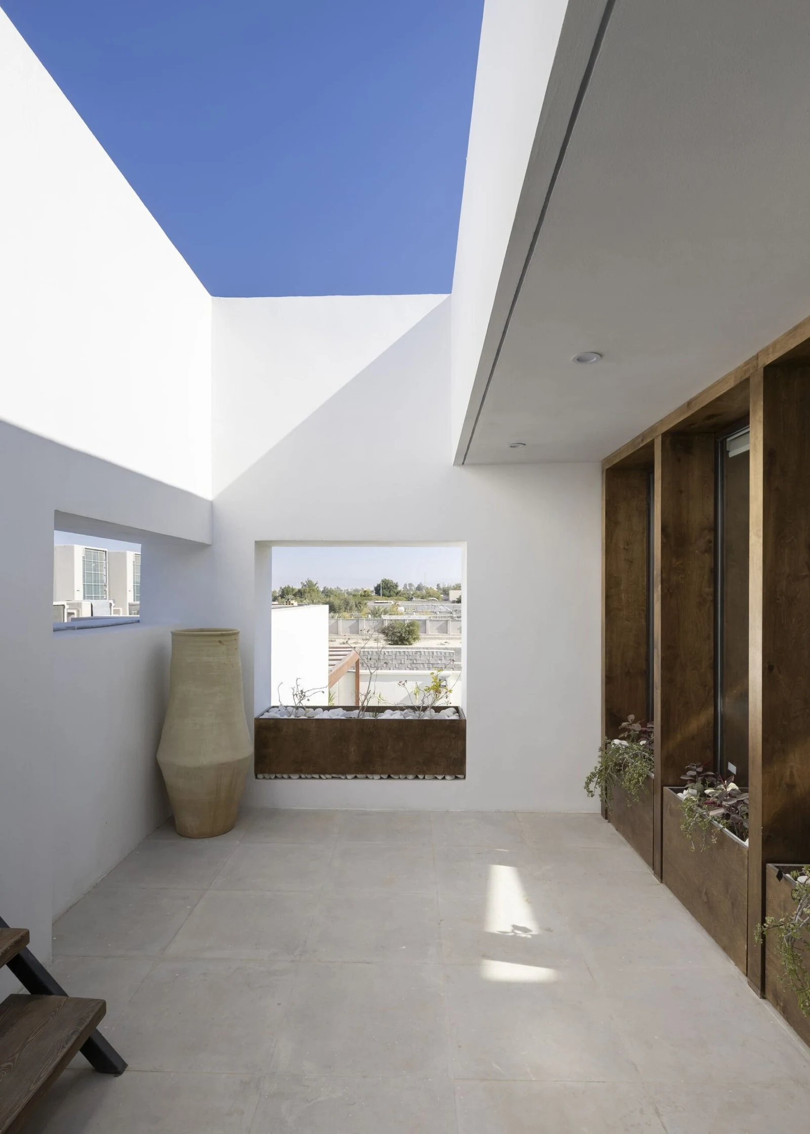 Patio entre los vol&uacute;menes de la vivienda de Villa 144, de Lin3rd Architects